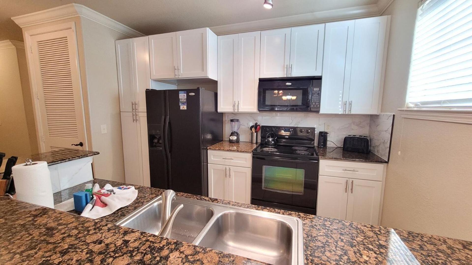 Pool view, 10 miles to Disney World, washer, dryer, kitchen, Wifi, two pools, ground level