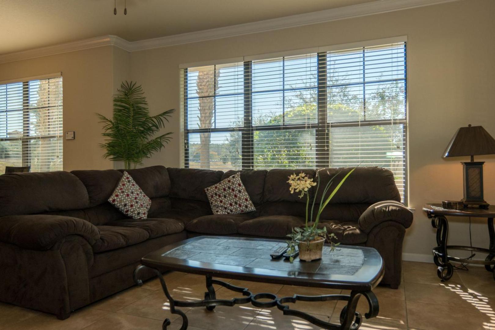 Pool view, 10 miles to Disney World, washer, dryer, kitchen, Wifi, two pools, ground level