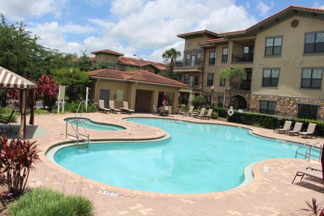 Pool view, 10 miles to Disney World, washer, dryer, kitchen, Wifi, two pools, ground level