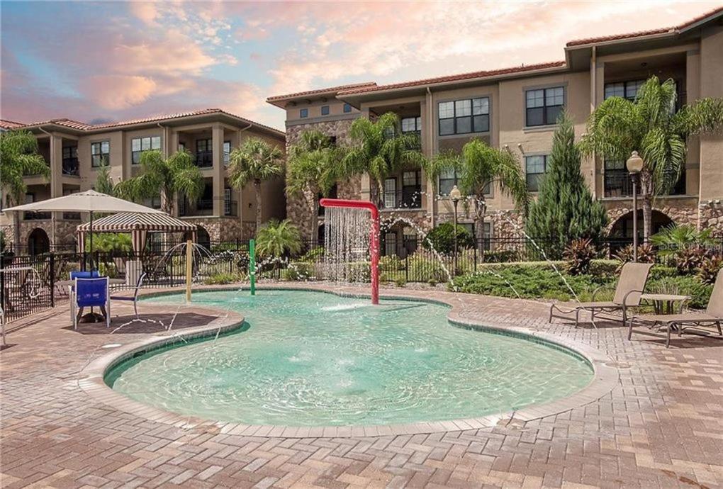 Pool view, 10 miles to Disney World, washer, dryer, kitchen, Wifi, two pools, ground level