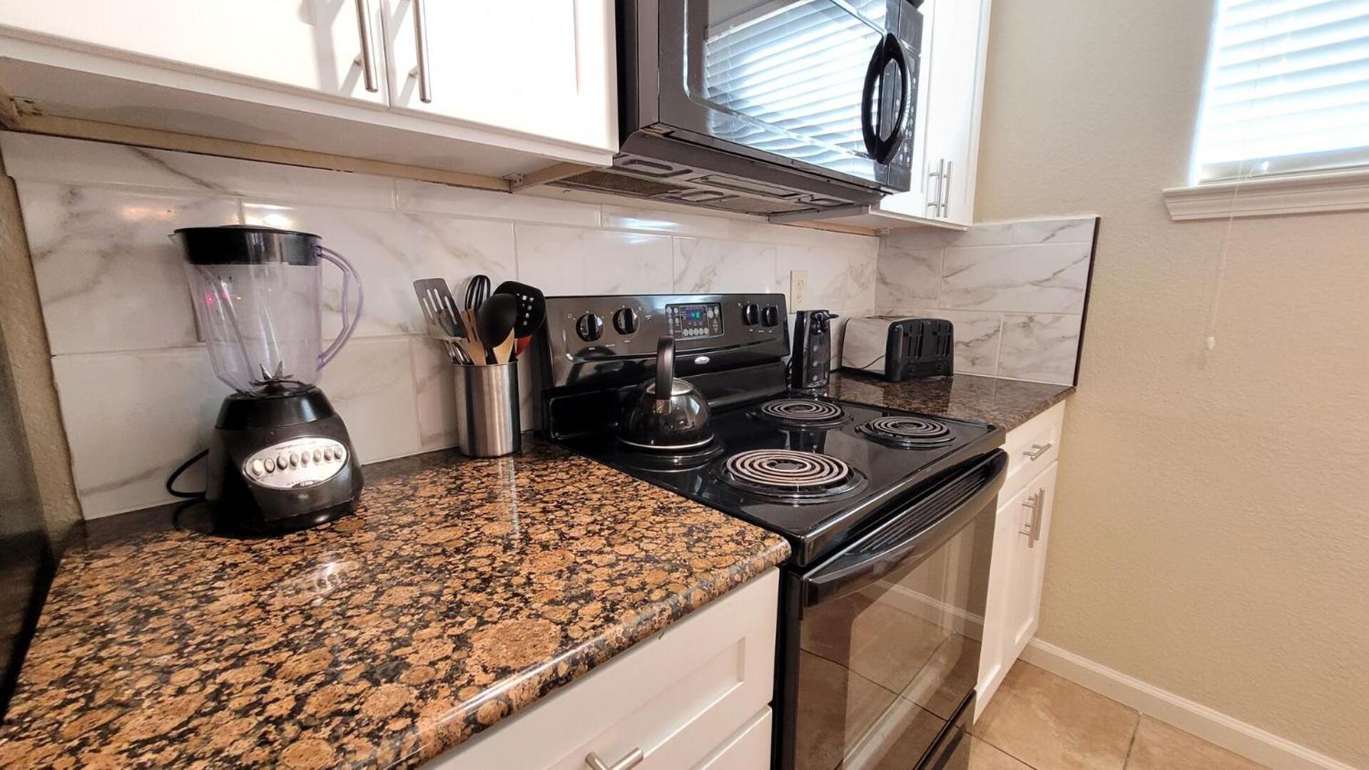 Pool view, 10 miles to Disney World, washer, dryer, kitchen, Wifi, two pools, ground level