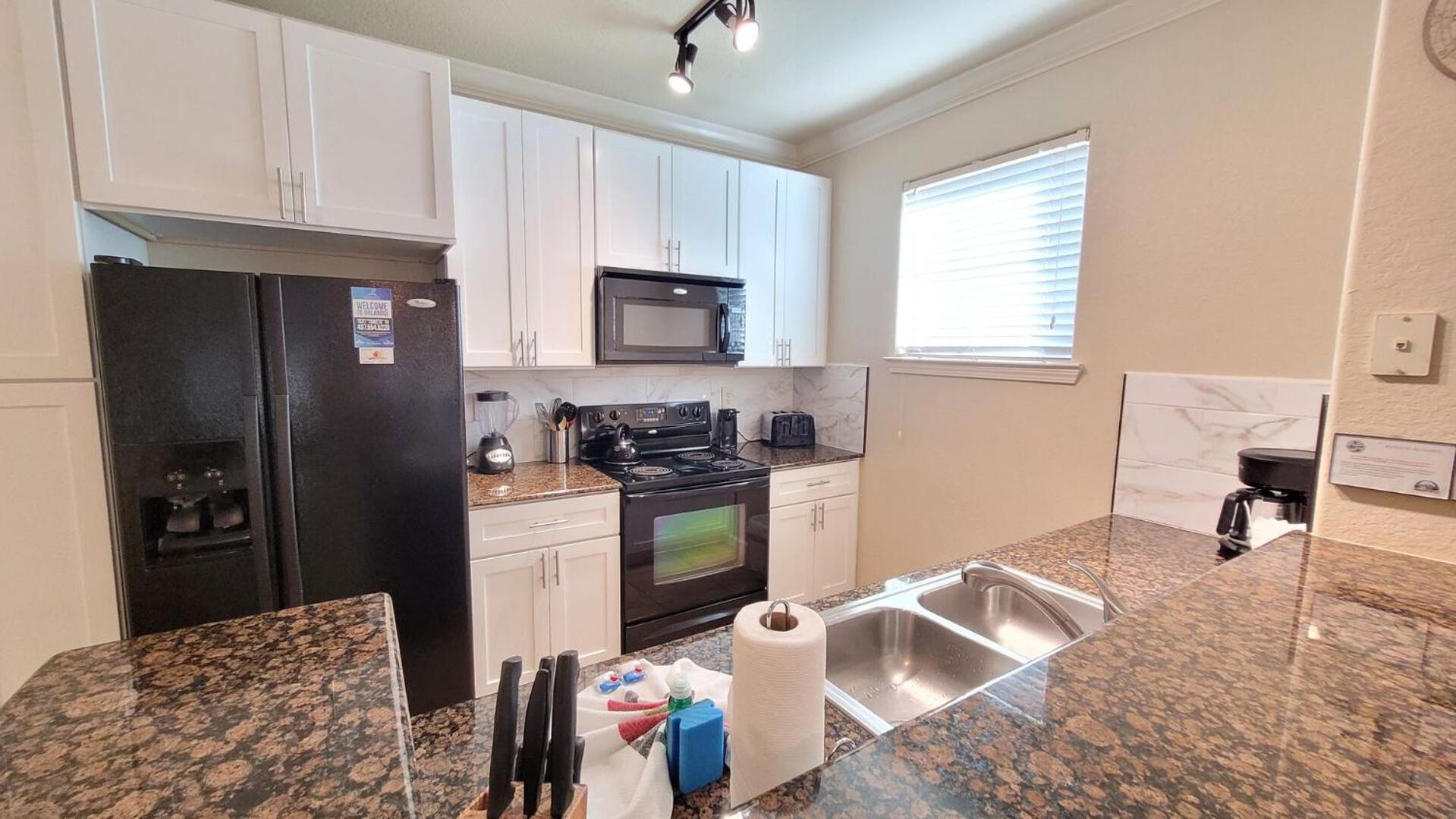 Pool view, 10 miles to Disney World, washer, dryer, kitchen, Wifi, two pools, ground level
