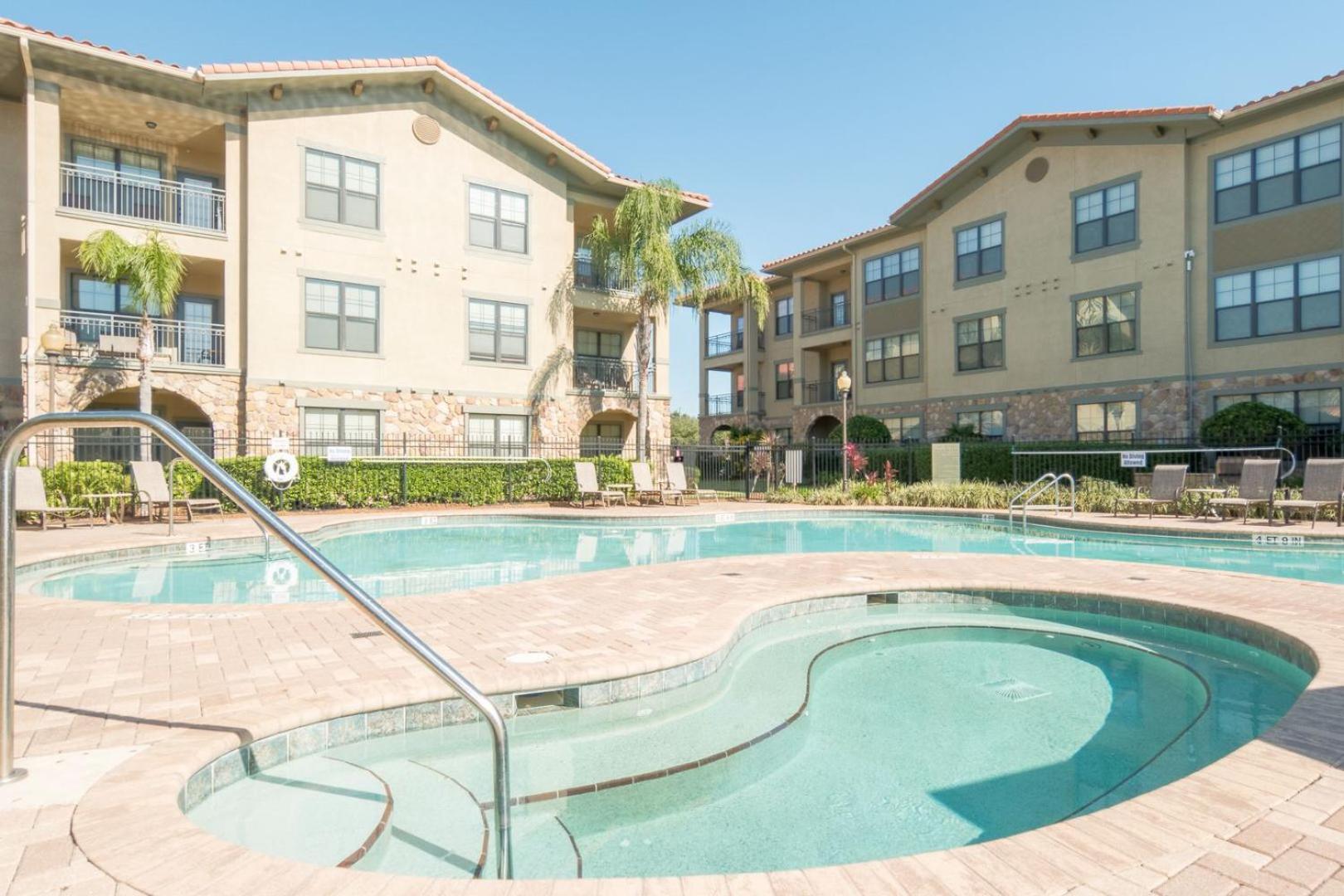 Pool view, 10 miles to Disney World, washer, dryer, kitchen, Wifi, two pools, ground level