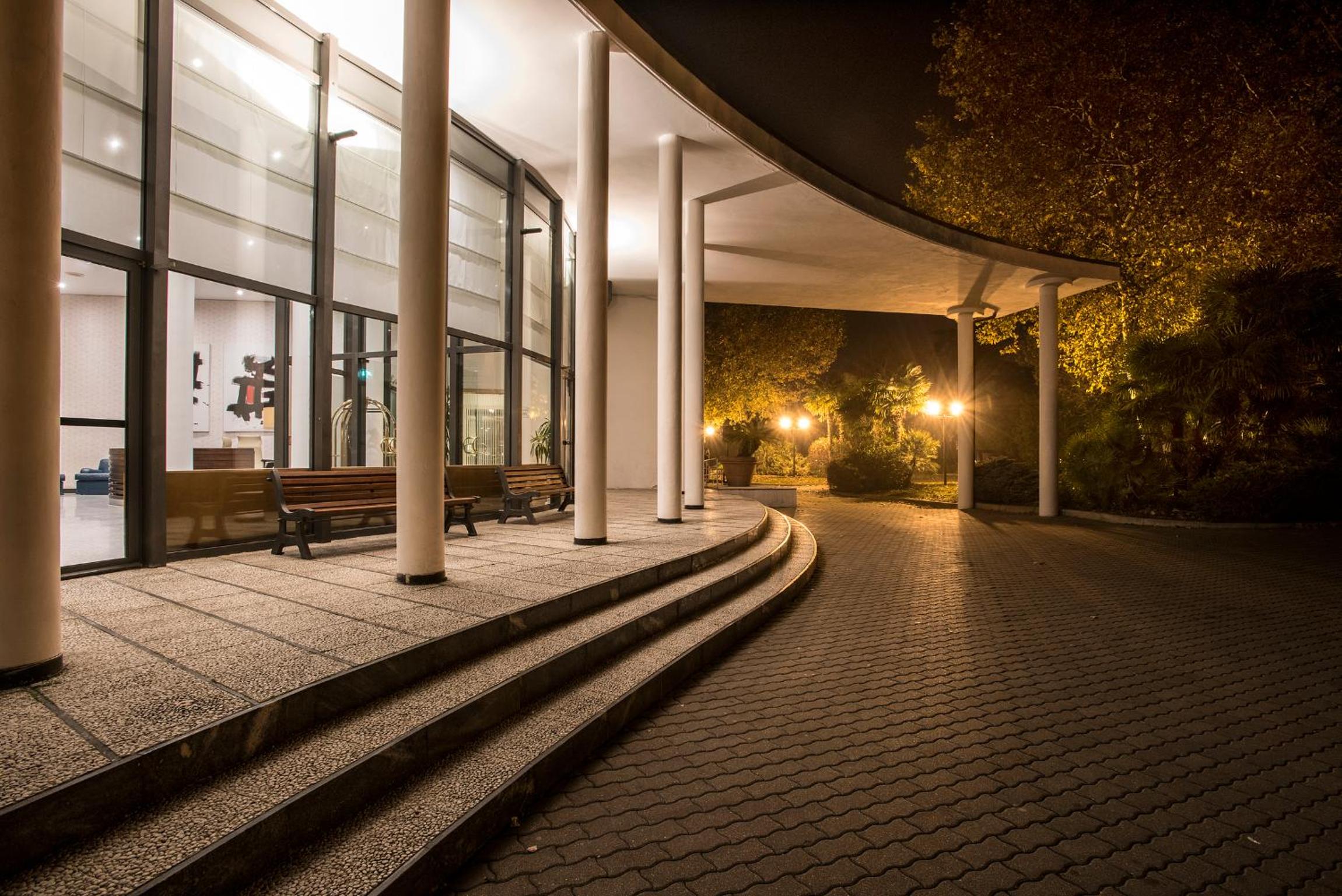 FlyOn Hotel & Conference Center photo 3