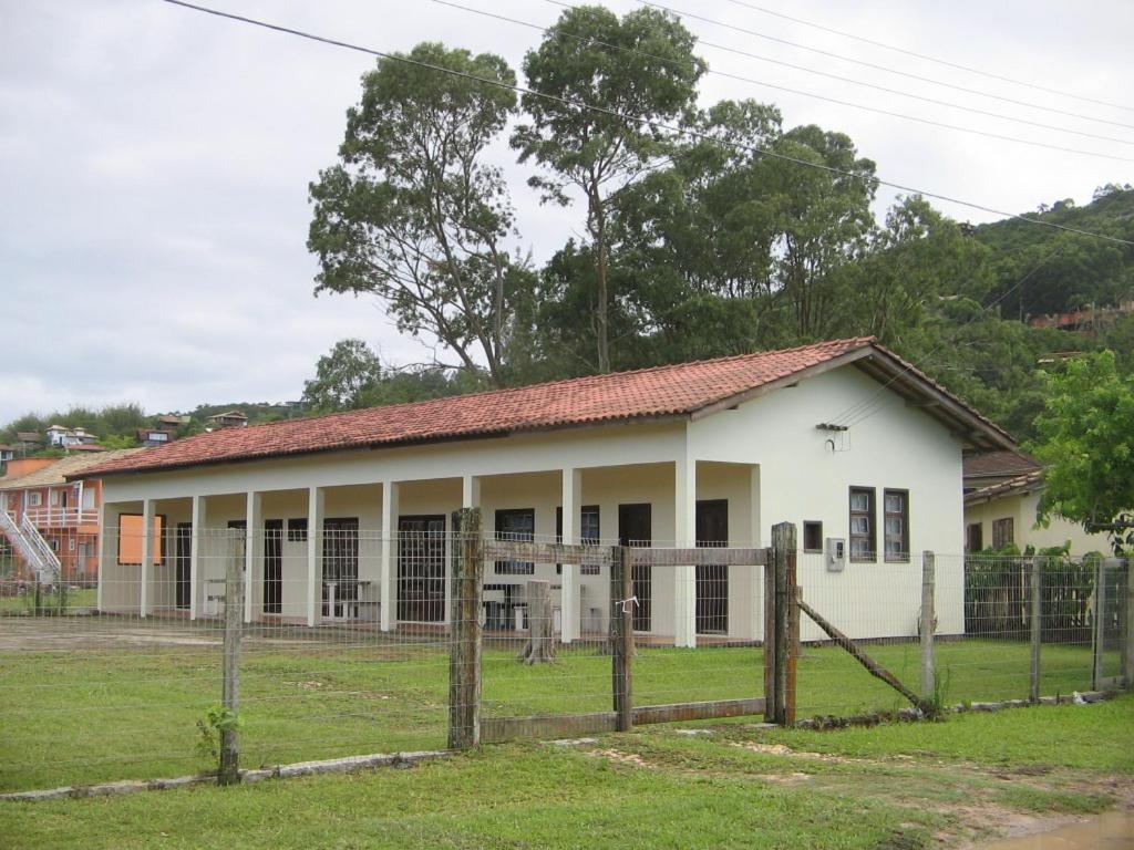 Casa Amarela Grande Ferrugem