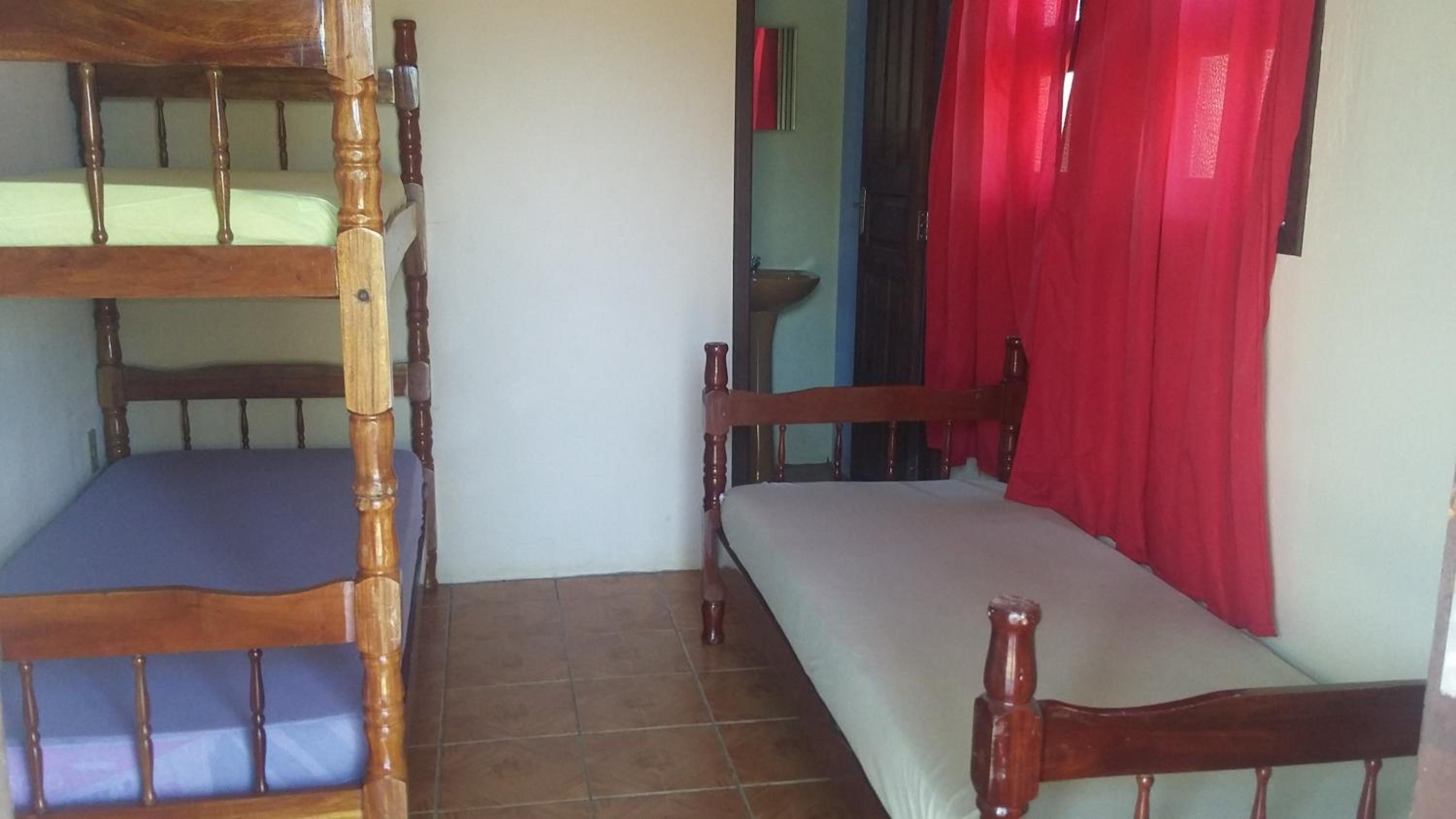 Casa Amarela Grande Ferrugem