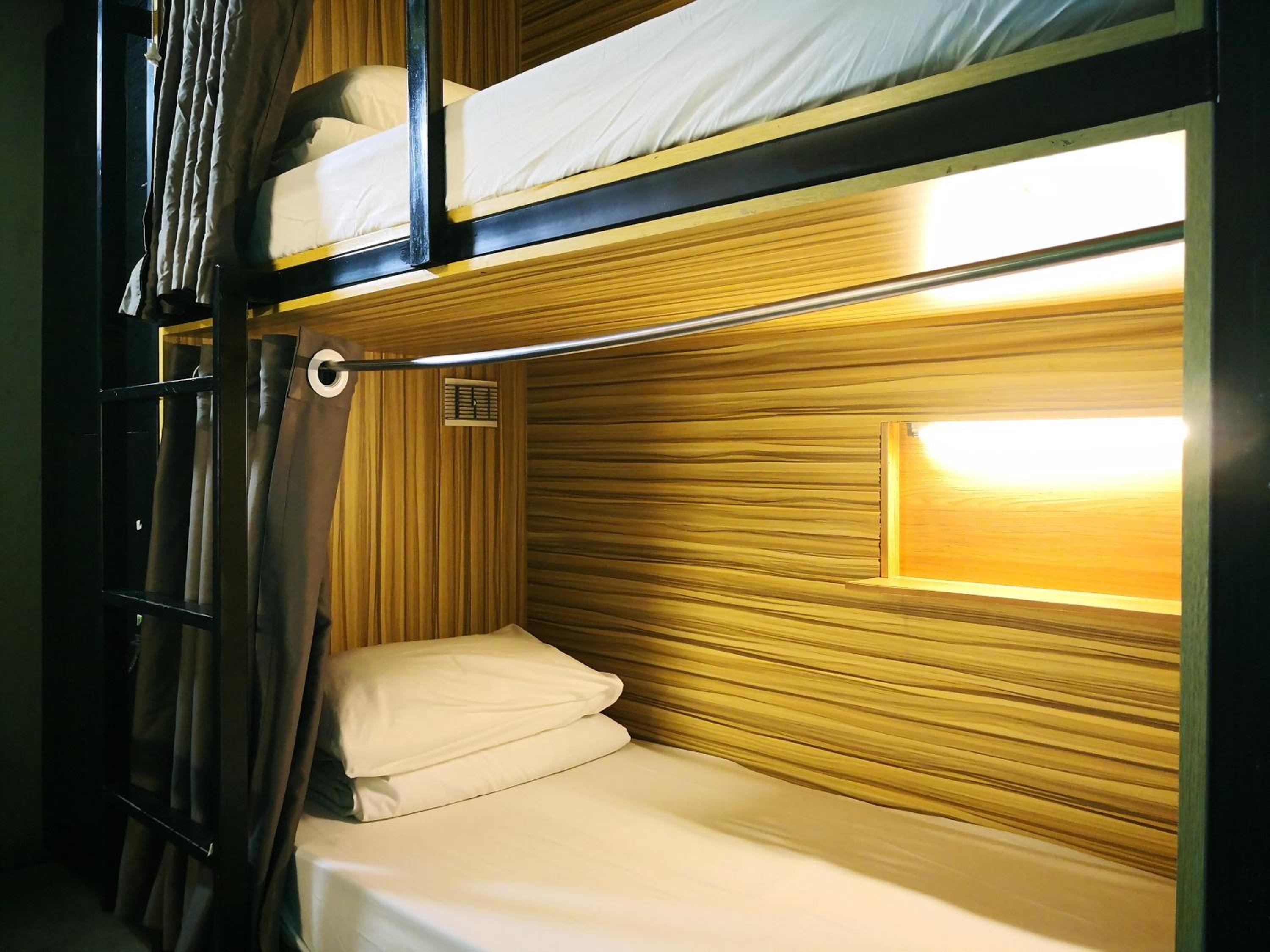 Chinatown Hostel by Mingle - Rooftop Private Jacuzzi with Bar