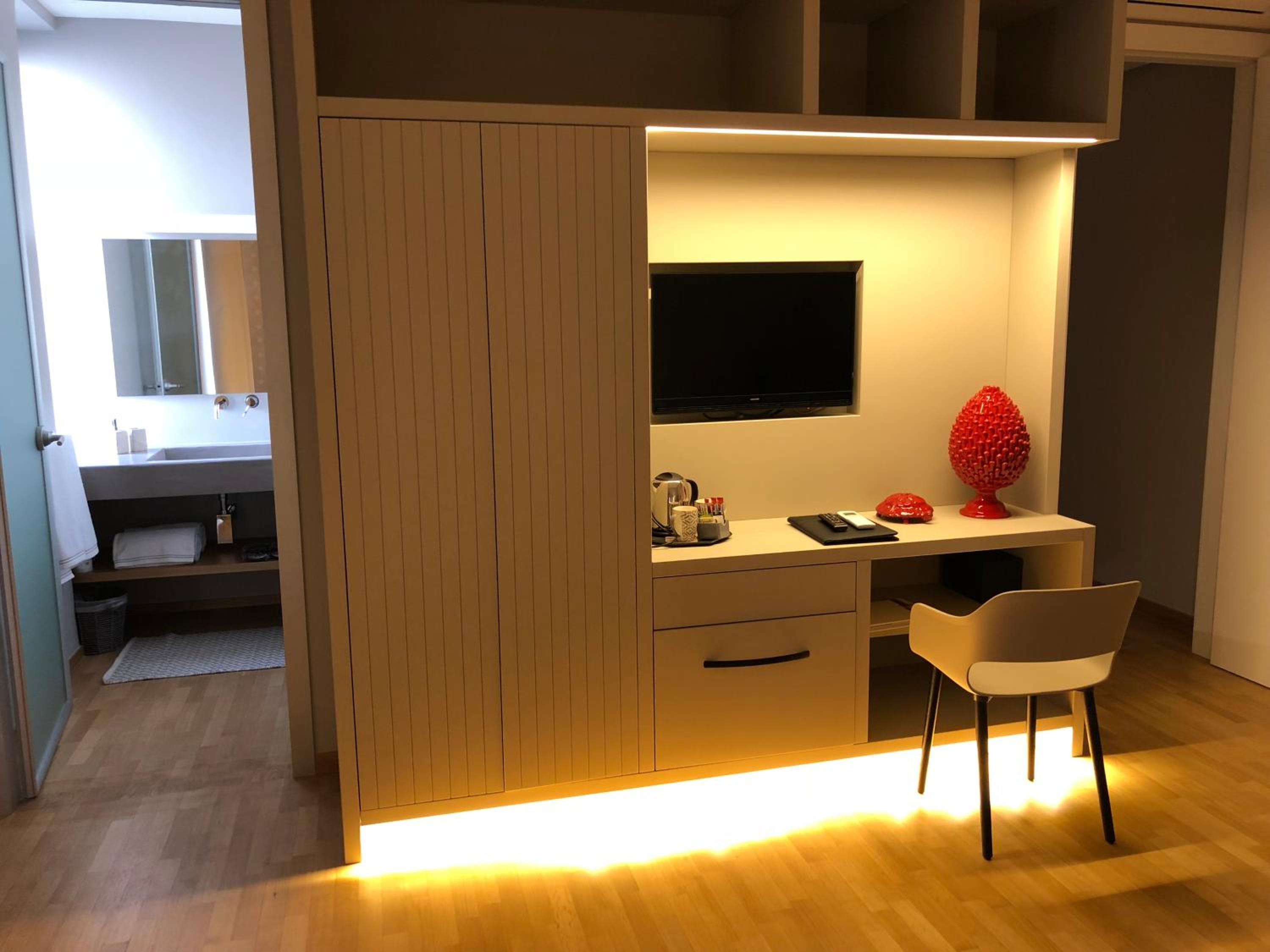 200 ROOMS & TERRACE