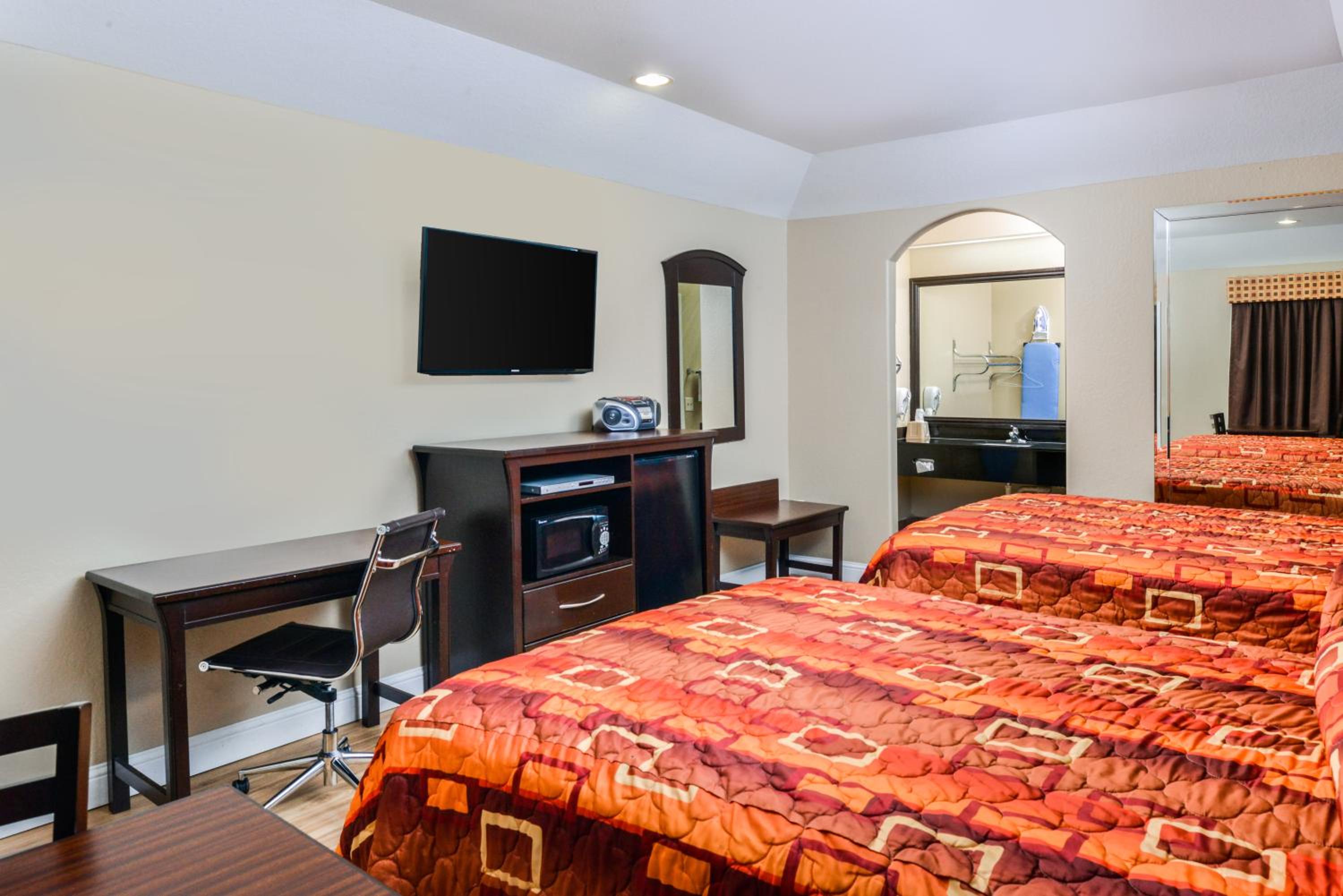 Scottish Inn and Suites Highway Six South view 3