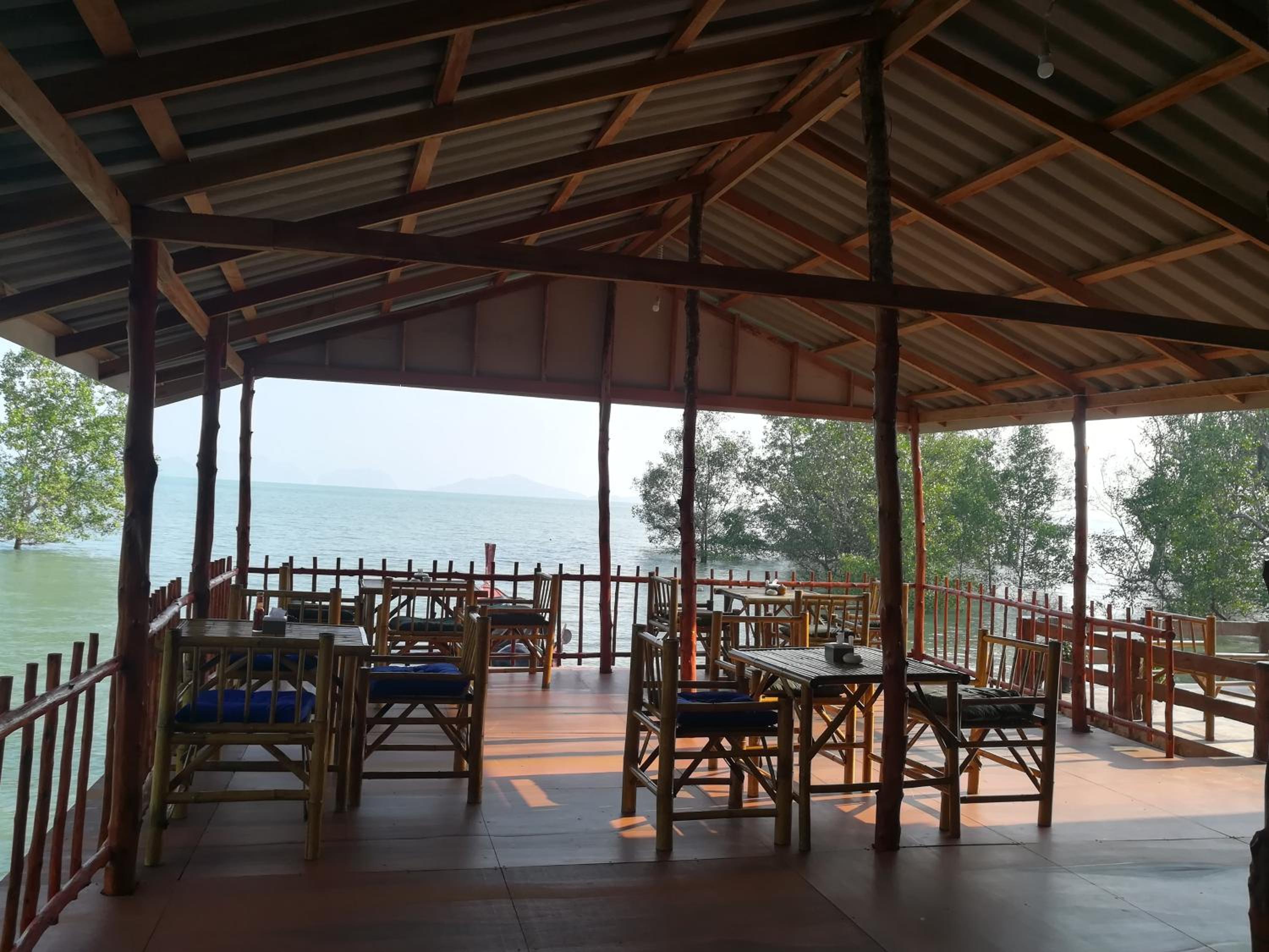 Chomlay Room & Restaurant