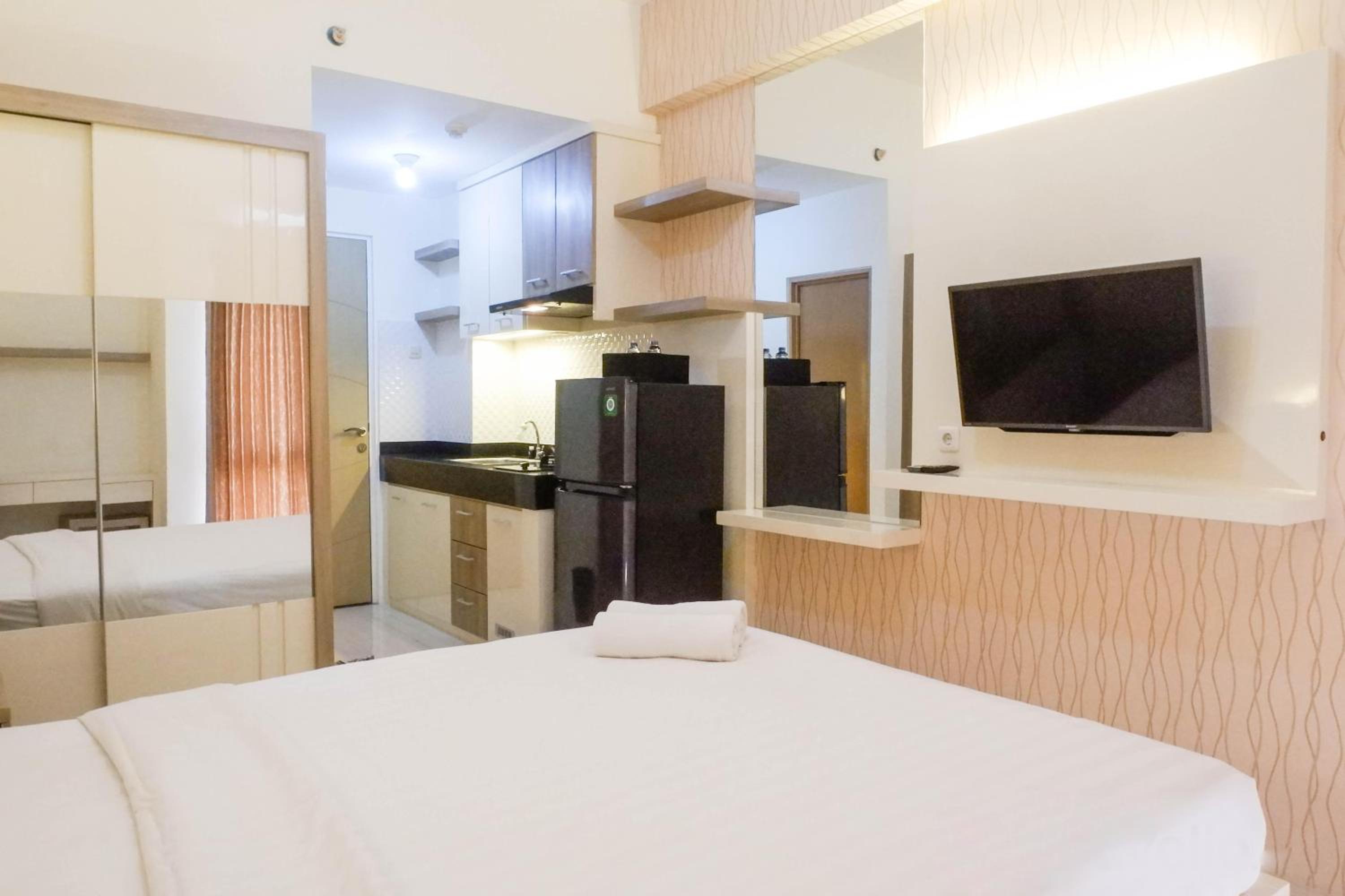 Vibrant Modern Studio Room at Bale Hinggil Apartment By Travelio