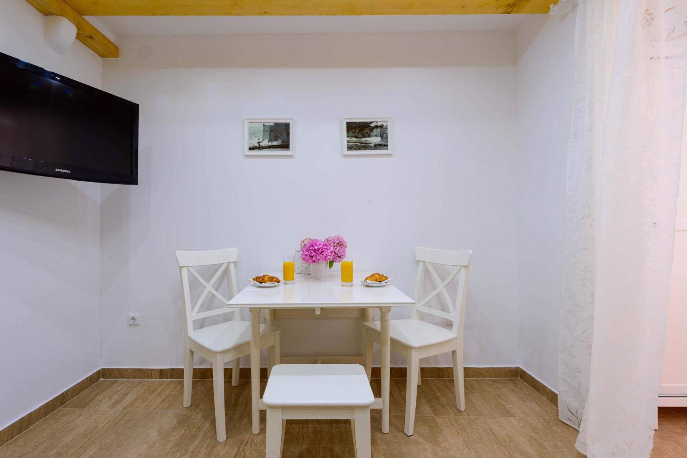 Leona Apartments