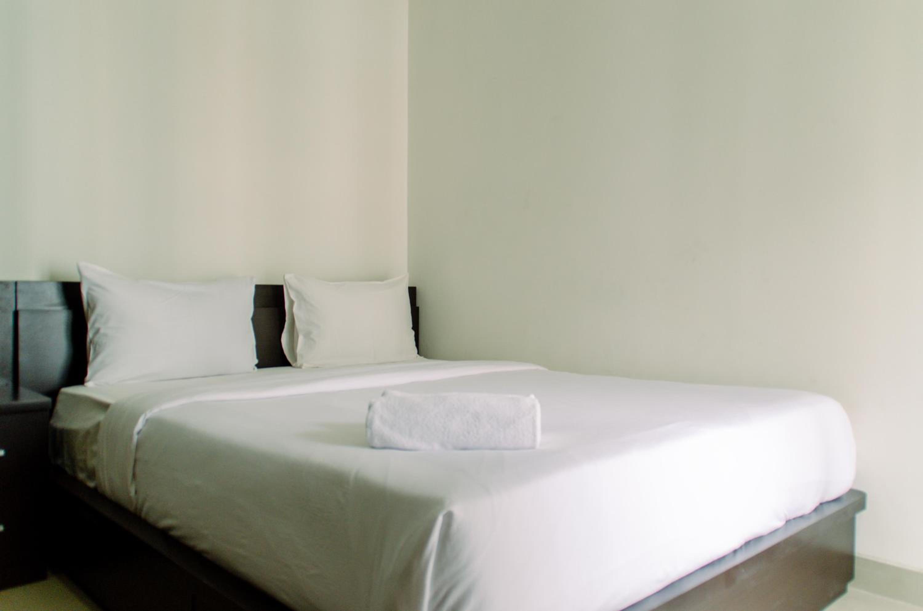 Elegant and Homey Studio at Paramount Skyline Apartment By Travelio