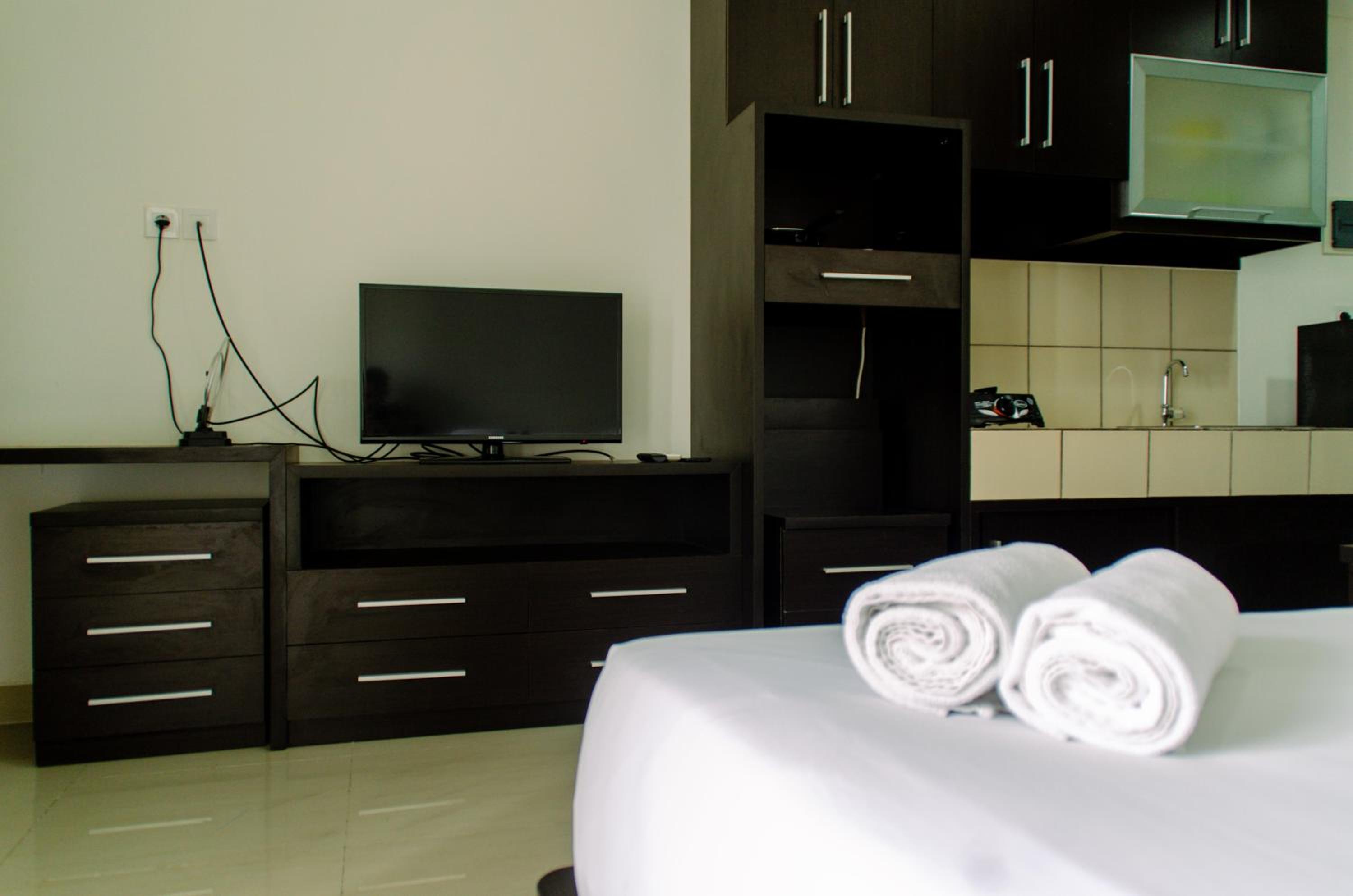 Elegant and Homey Studio at Paramount Skyline Apartment By Travelio