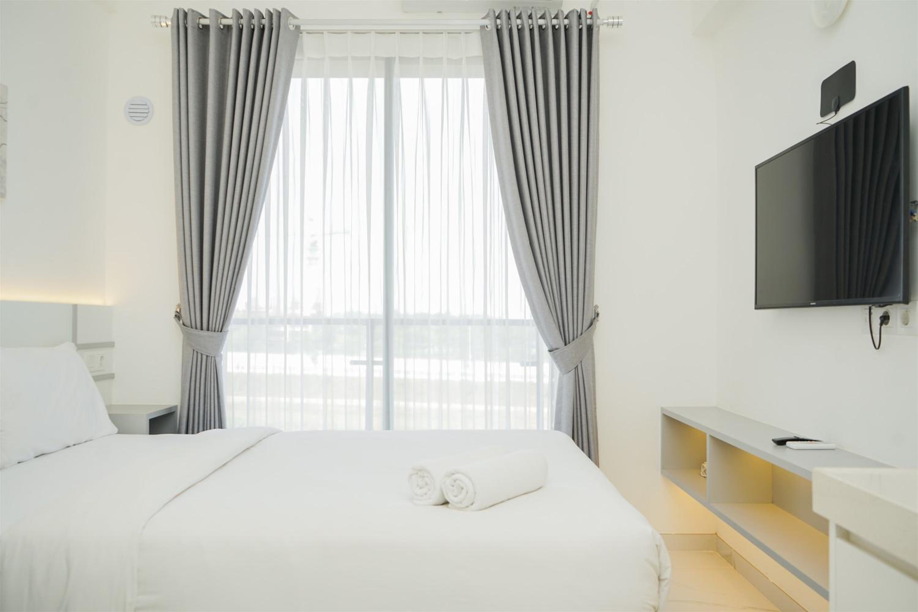 Fully Furnished and Tidy Studio Sky House BSD Apartment By Travelio