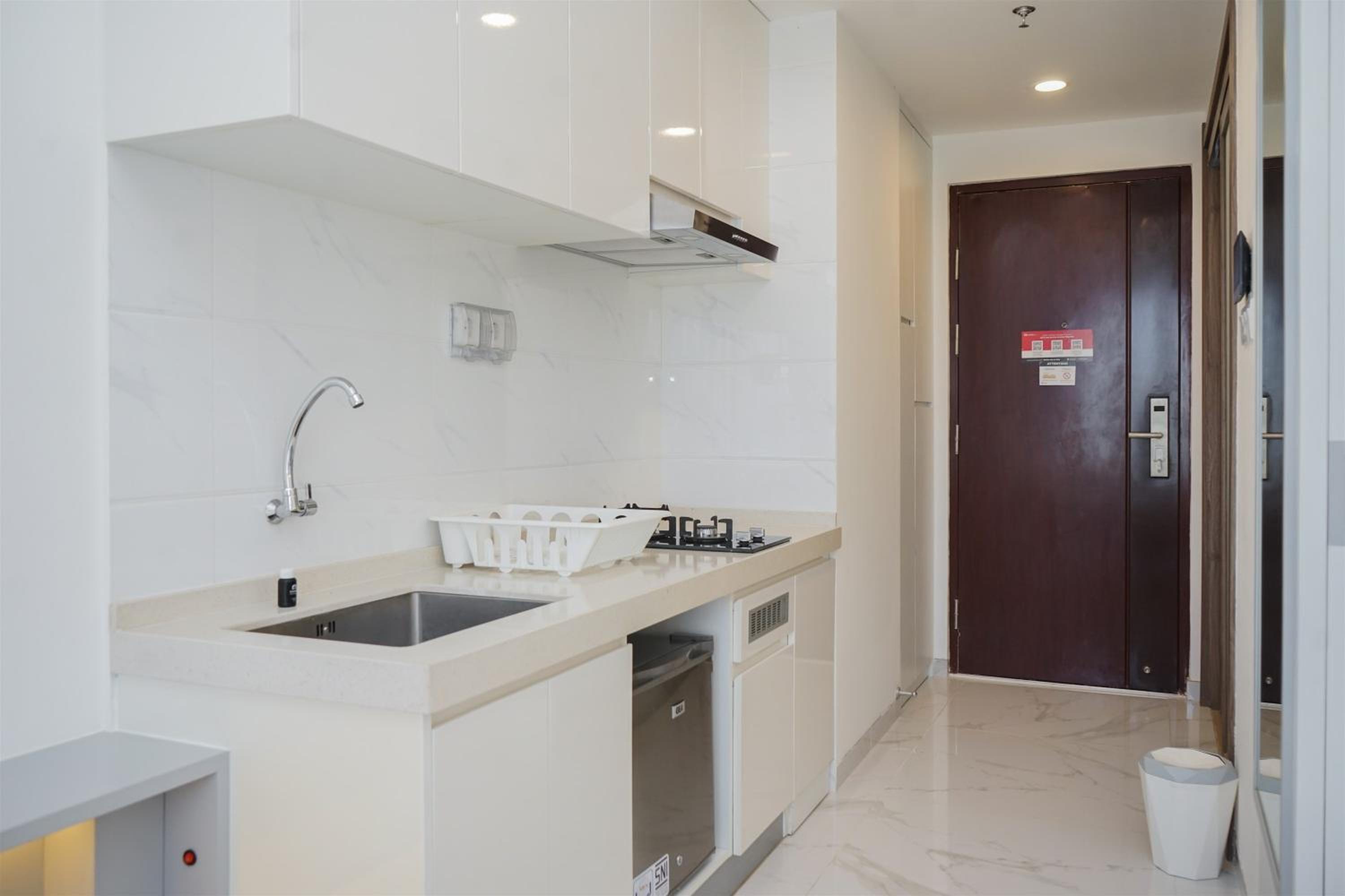 Fully Furnished and Tidy Studio Sky House BSD Apartment By Travelio