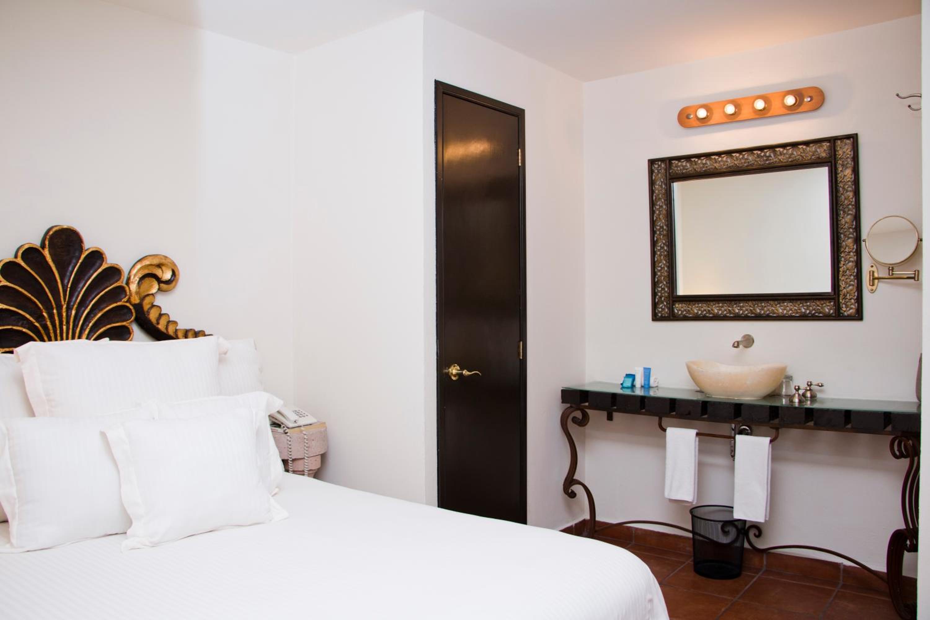 Hotel Herencia By Hosting House - Property Image 1