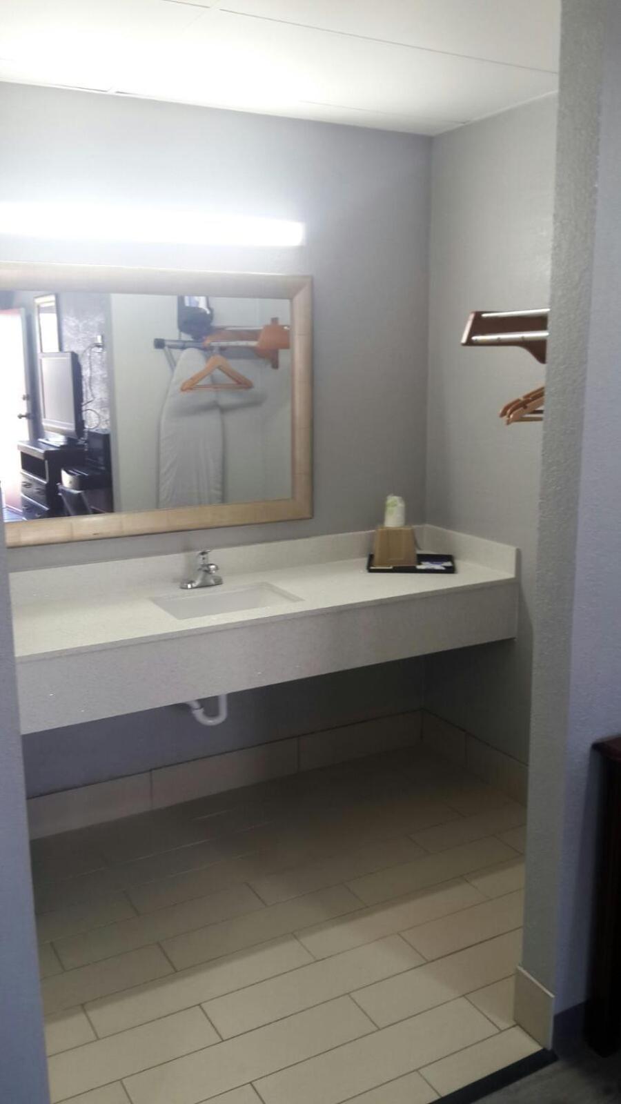 Paris Vacations - Paris Inn and Suites - Property Image 6