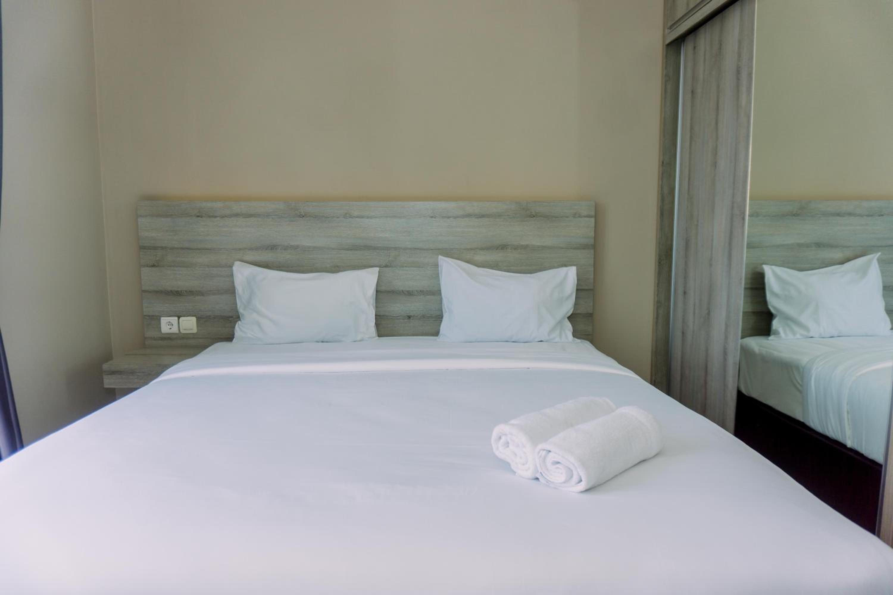 Modern Look 1BR at 22nd Floor Ciputra International Apartment By Travelio