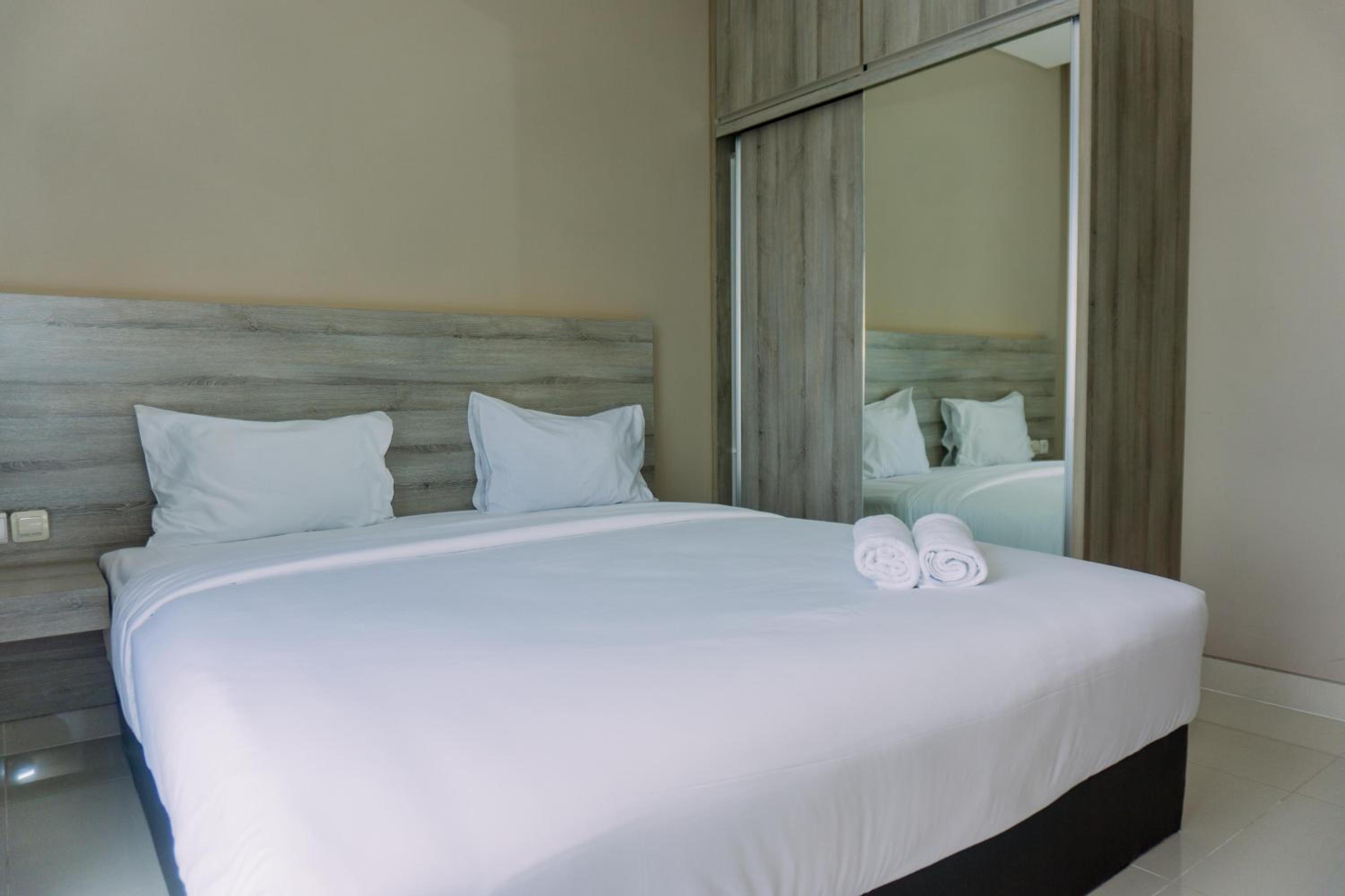Modern Look 1BR at 22nd Floor Ciputra International Apartment By Travelio