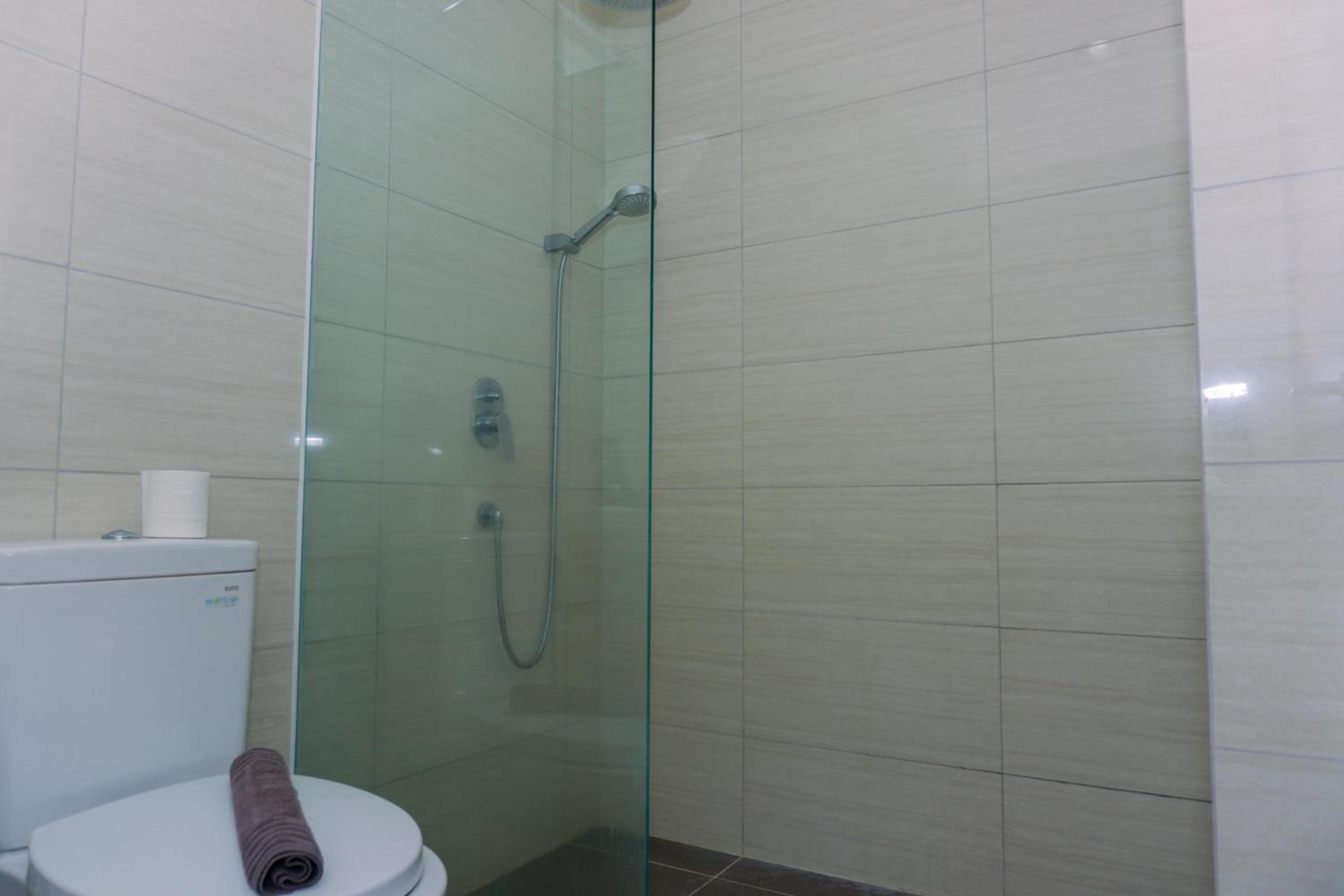 Modern Look 1BR at 22nd Floor Ciputra International Apartment By Travelio