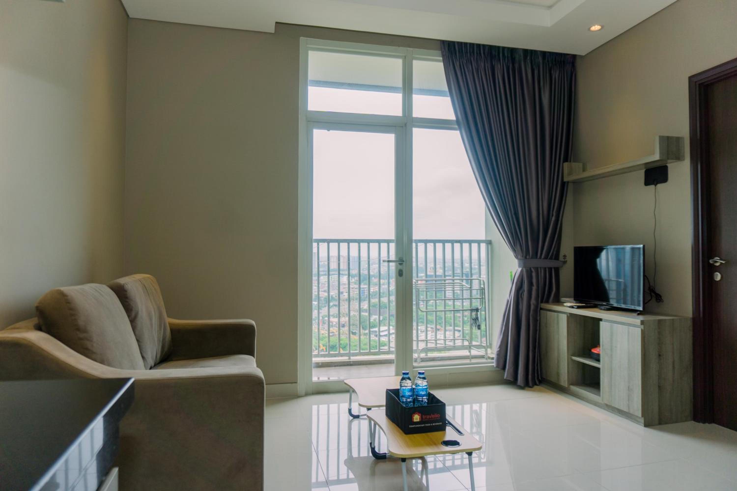 Modern Look 1BR at 22nd Floor Ciputra International Apartment By Travelio