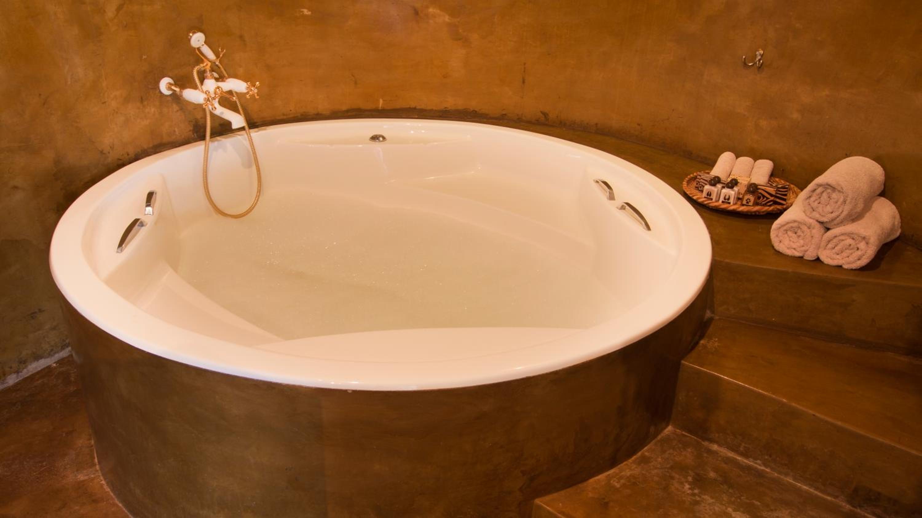 Nyati Safari Lodge
