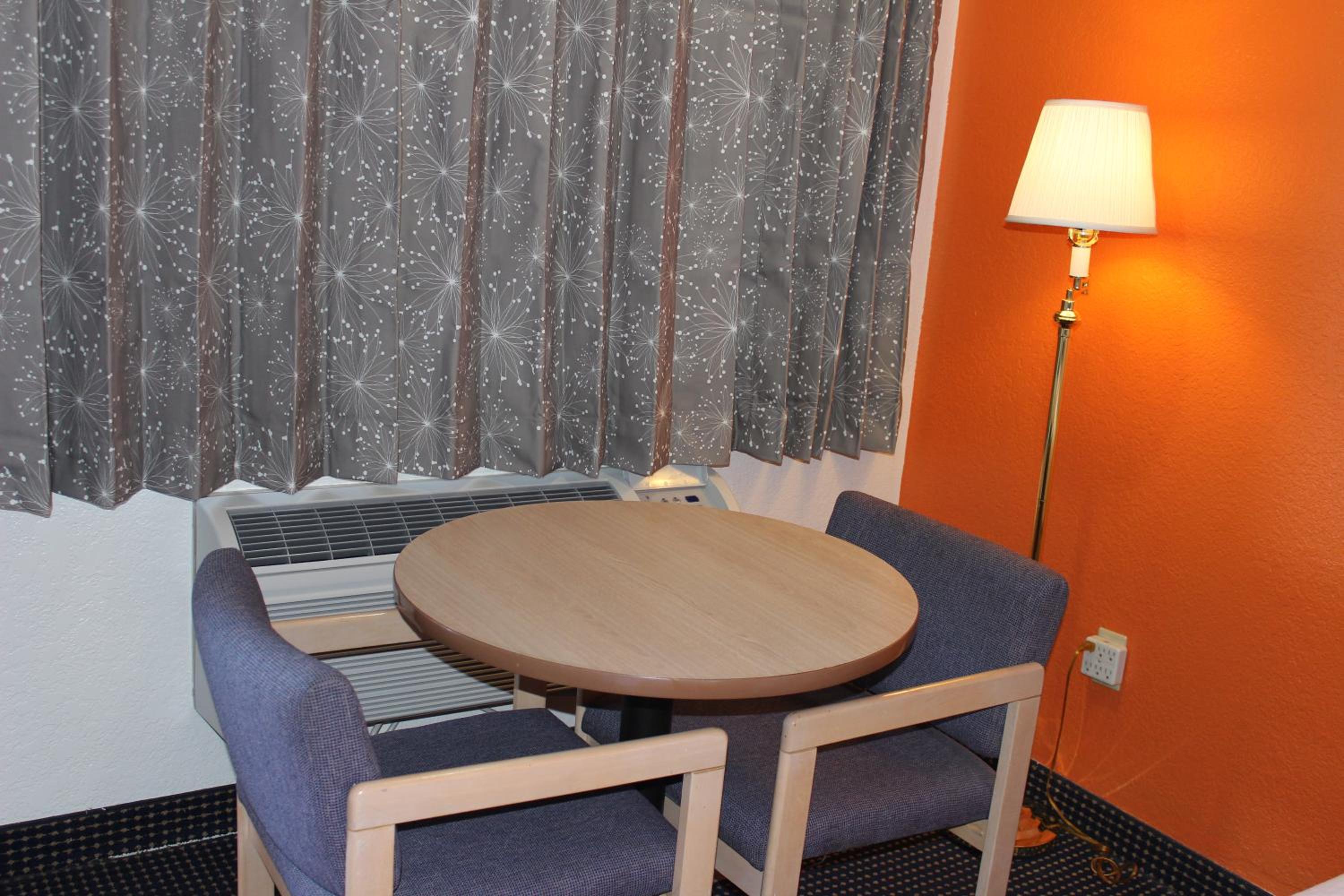 Holbrook Vacations - Howard Johnson by Wyndham Holbrook - Property Image 5