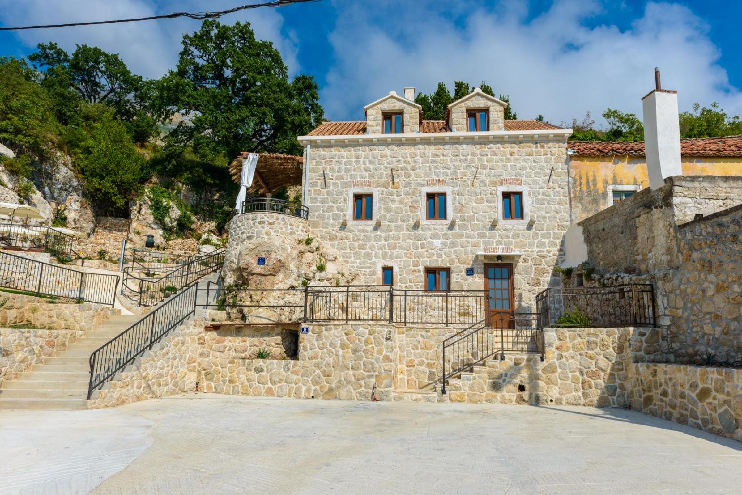 Villa Stone-Exceptional private Estate view 5