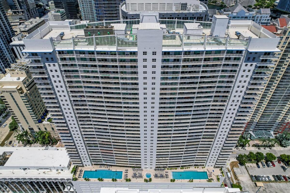 Stylish 2BR With Skyline Views, Free Parking, Sleeps 8