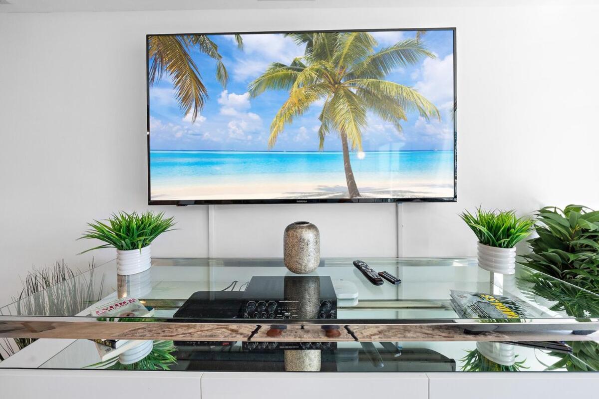Stylish 2BR With Skyline Views, Free Parking, Sleeps 8