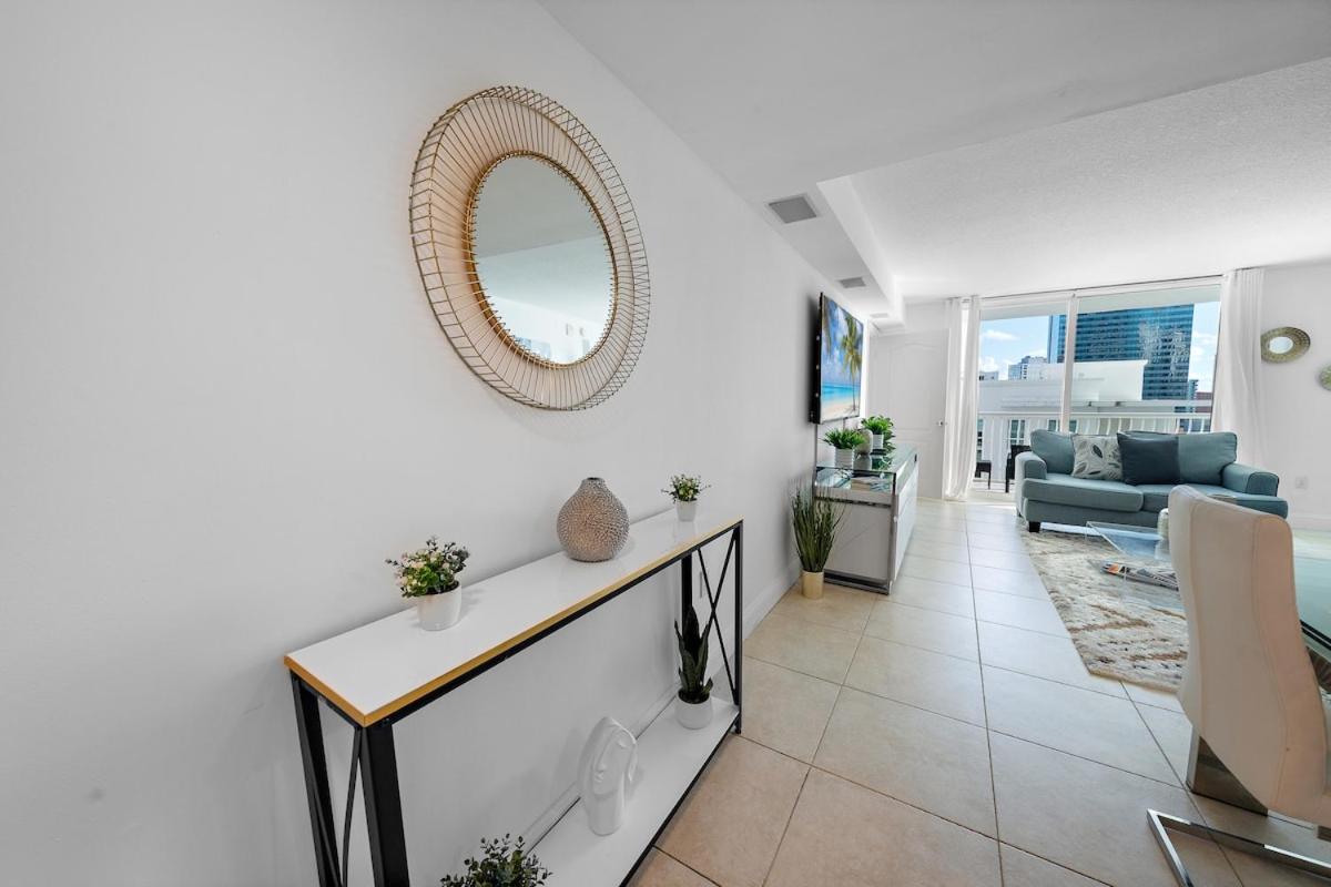 Stylish 2BR With Skyline Views, Free Parking, Sleeps 8