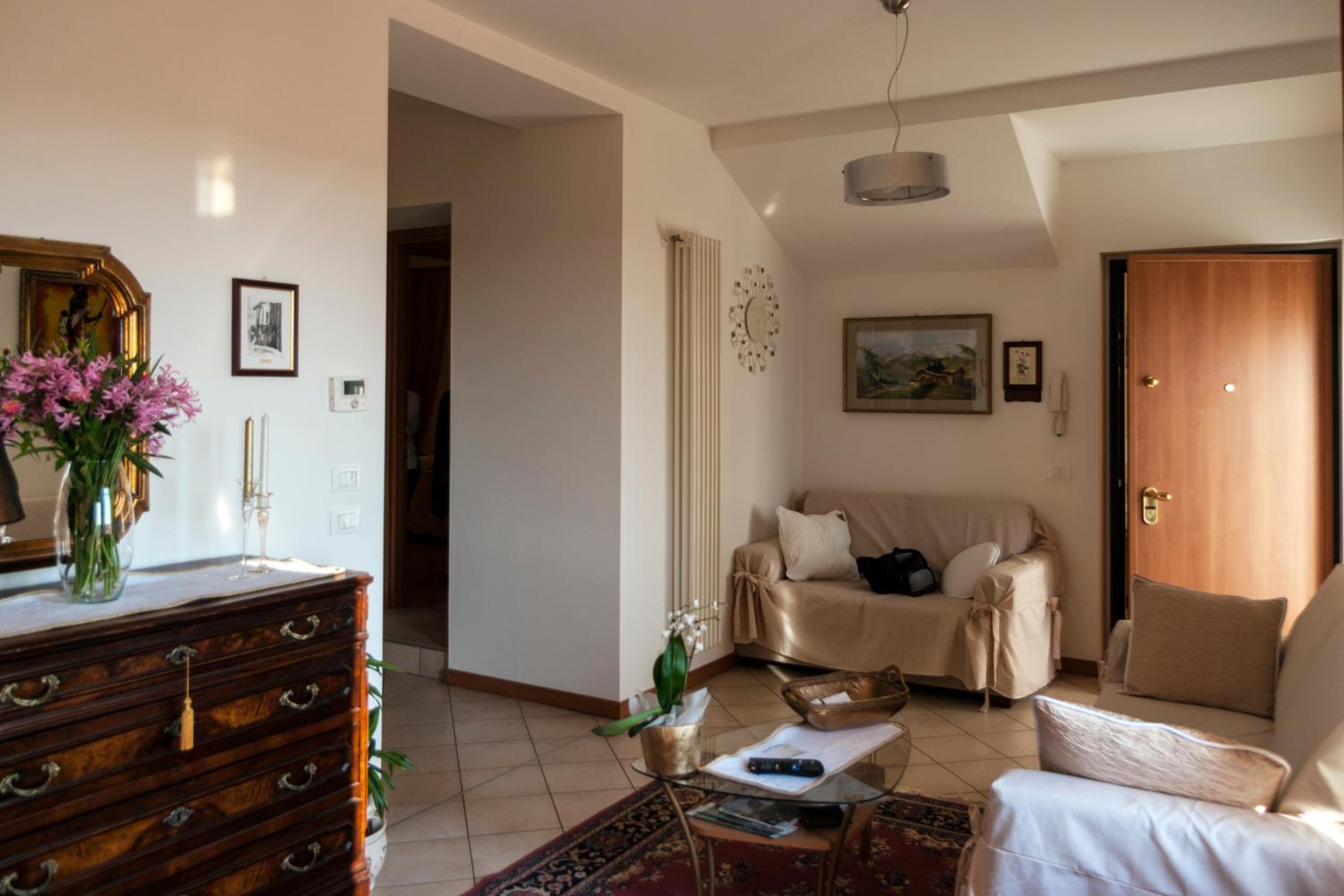 CASA DEL SOLE APPARTAMENTO N° 2 WHITE AND GOLD ROOM view 5