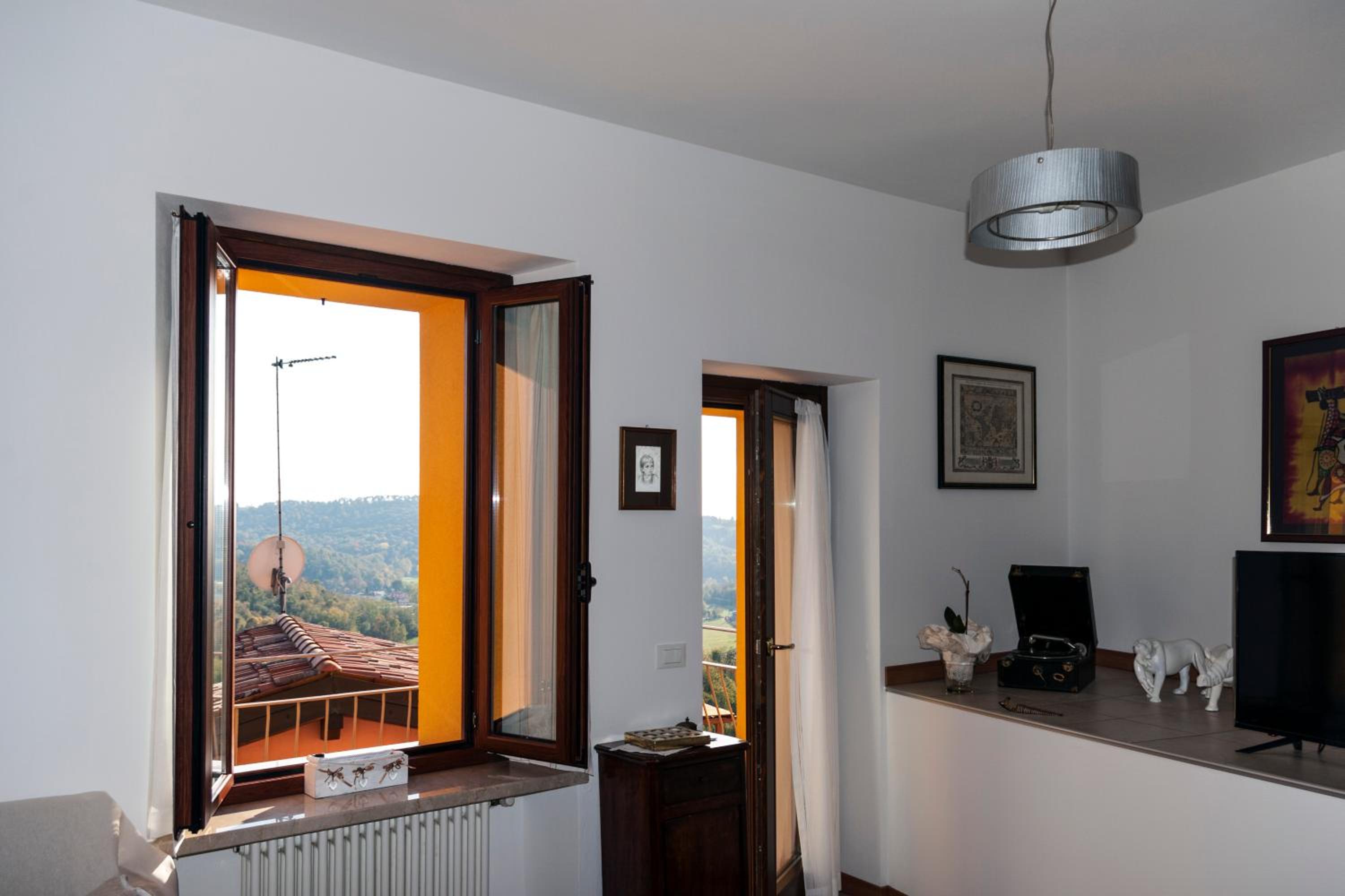 CASA DEL SOLE APPARTAMENTO N° 2 WHITE AND GOLD ROOM view 3