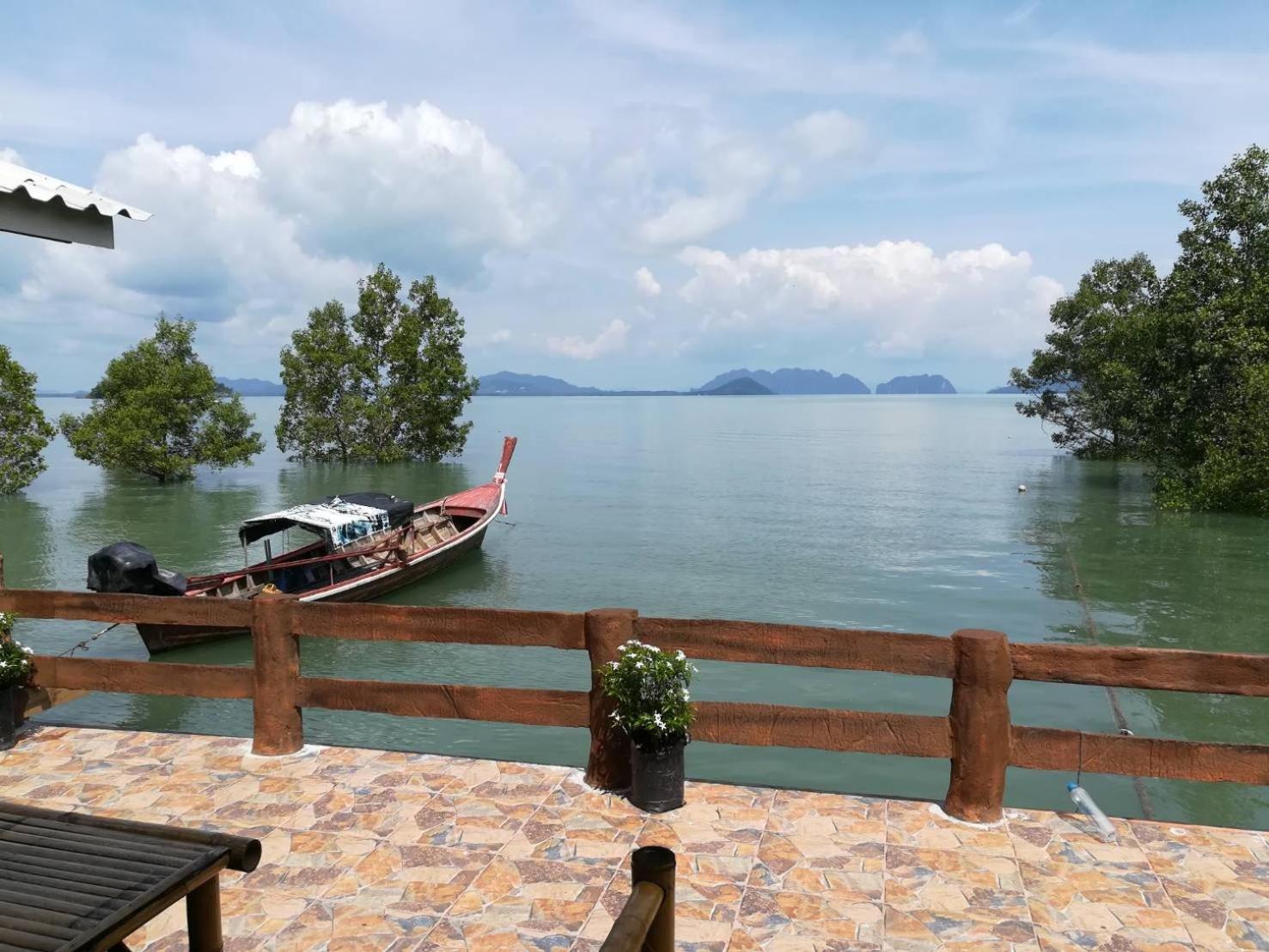Chomlay Room & Restaurant