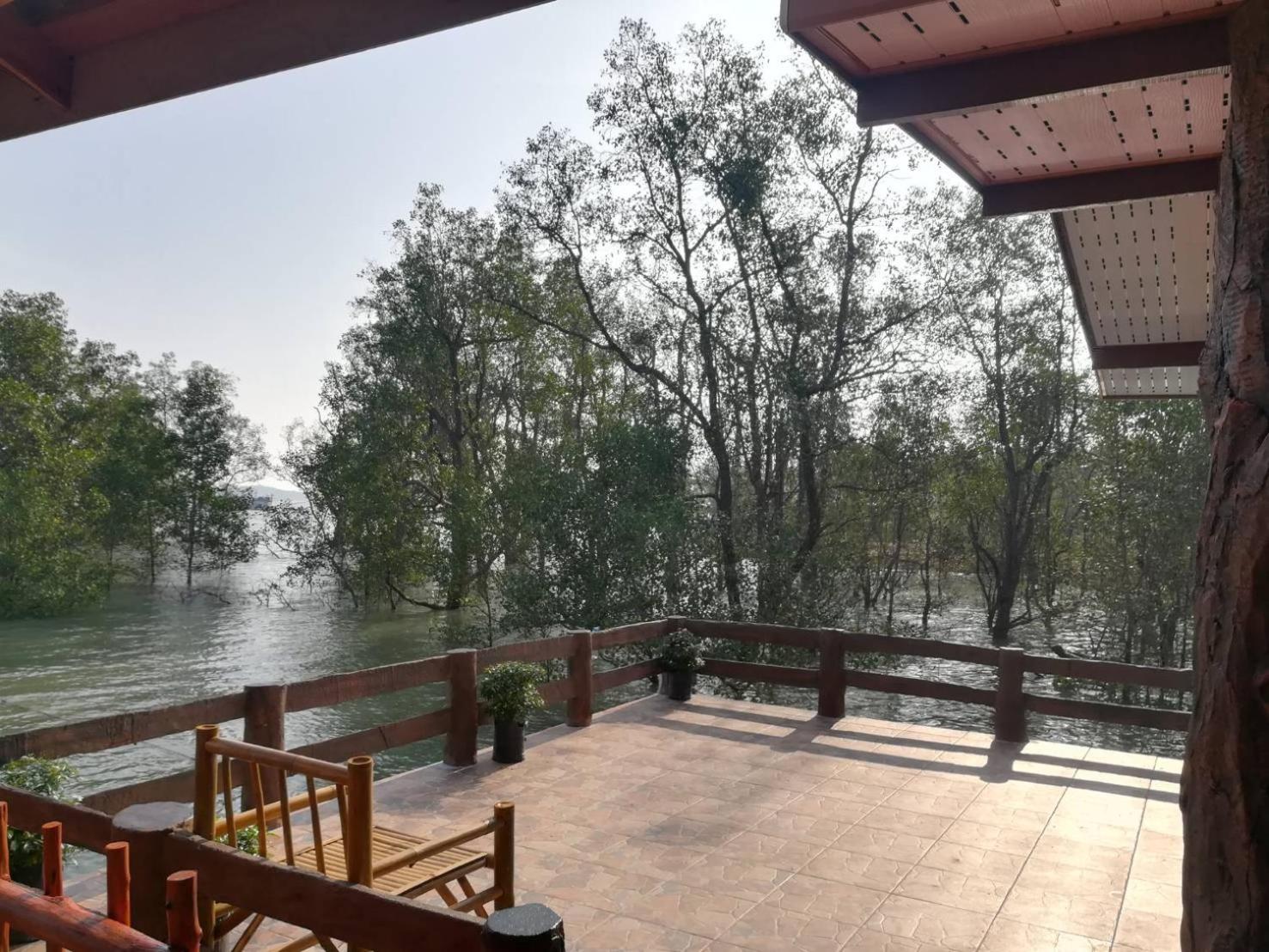 Chomlay Room & Restaurant