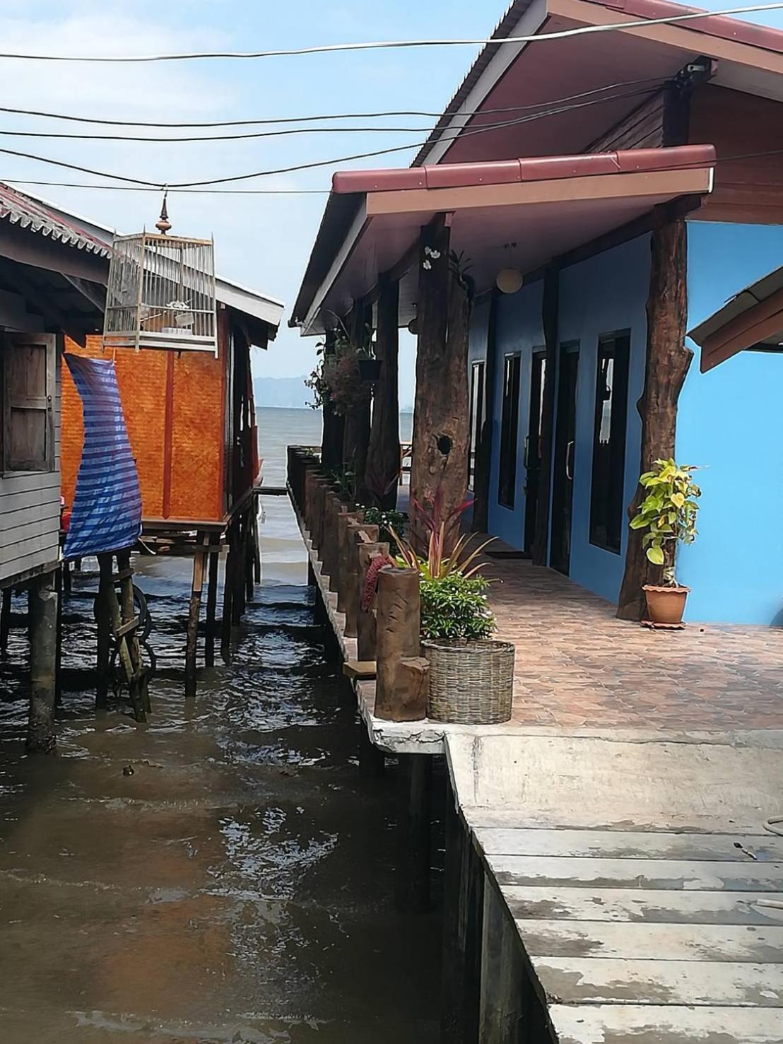 Chomlay Room & Restaurant