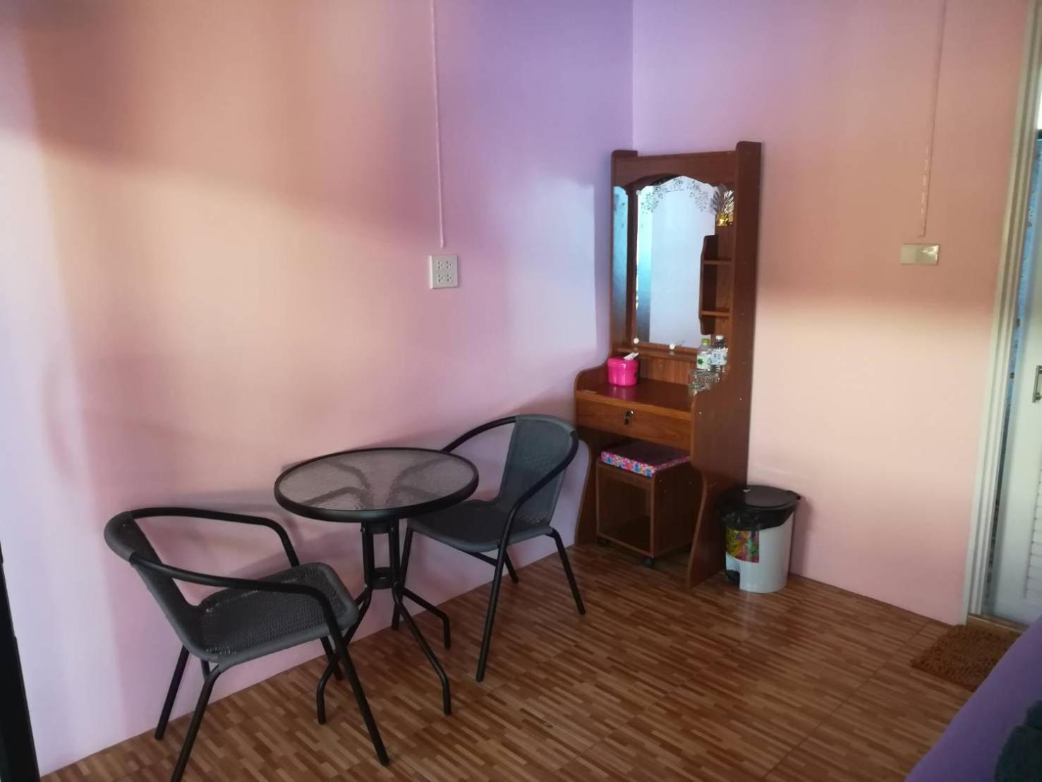 Chomlay Room & Restaurant