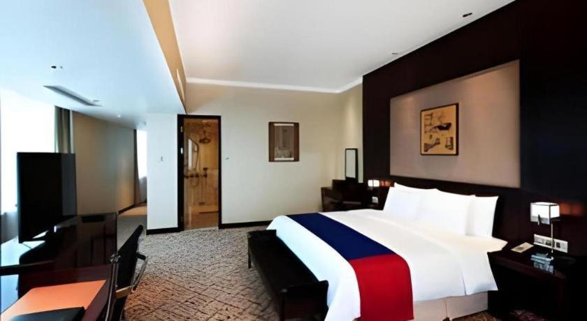 Crowne Plaza Shanghai Pudong By IHG photo 5