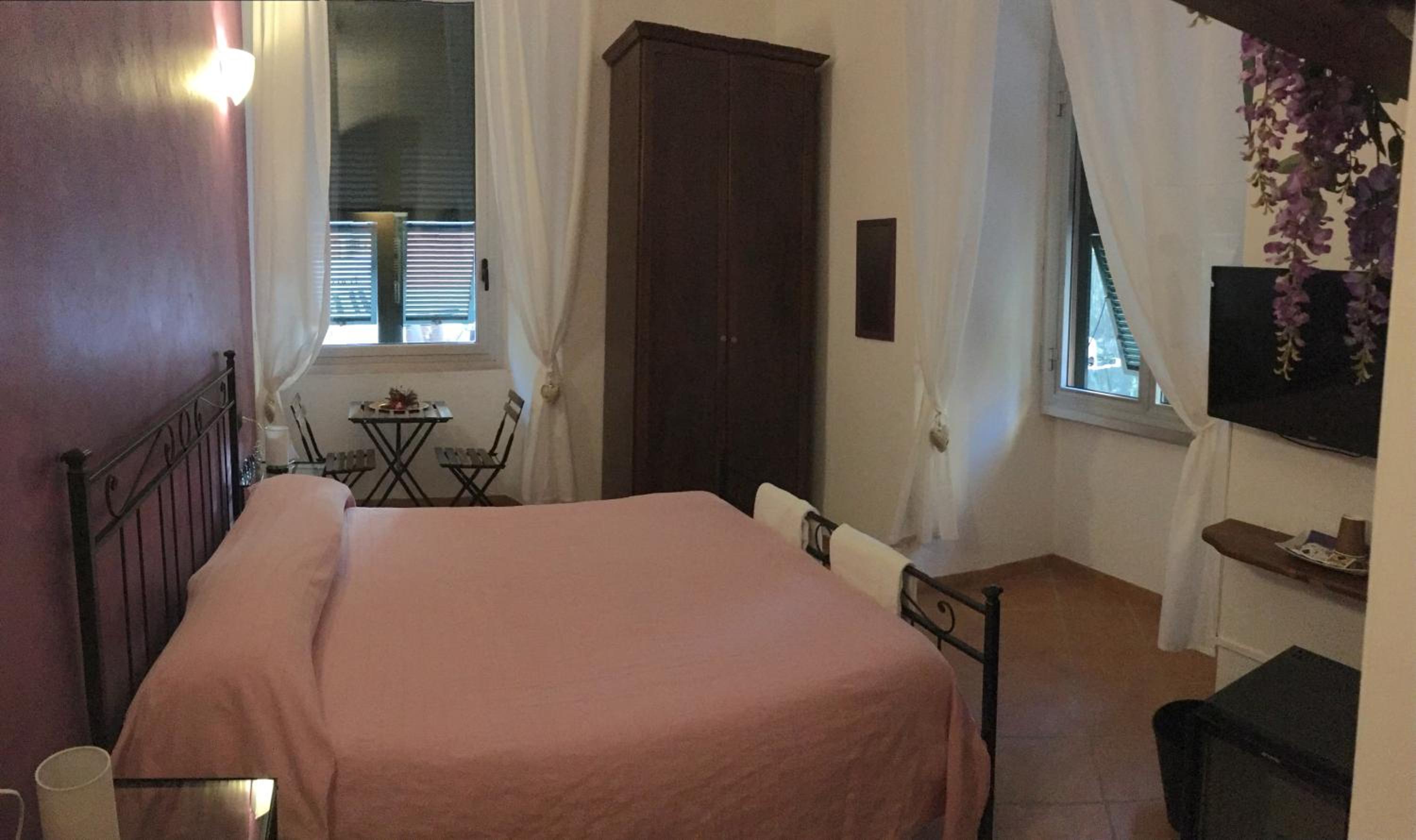 Guest House Virginia's Rooms-Private free Parking and Top Carignano District