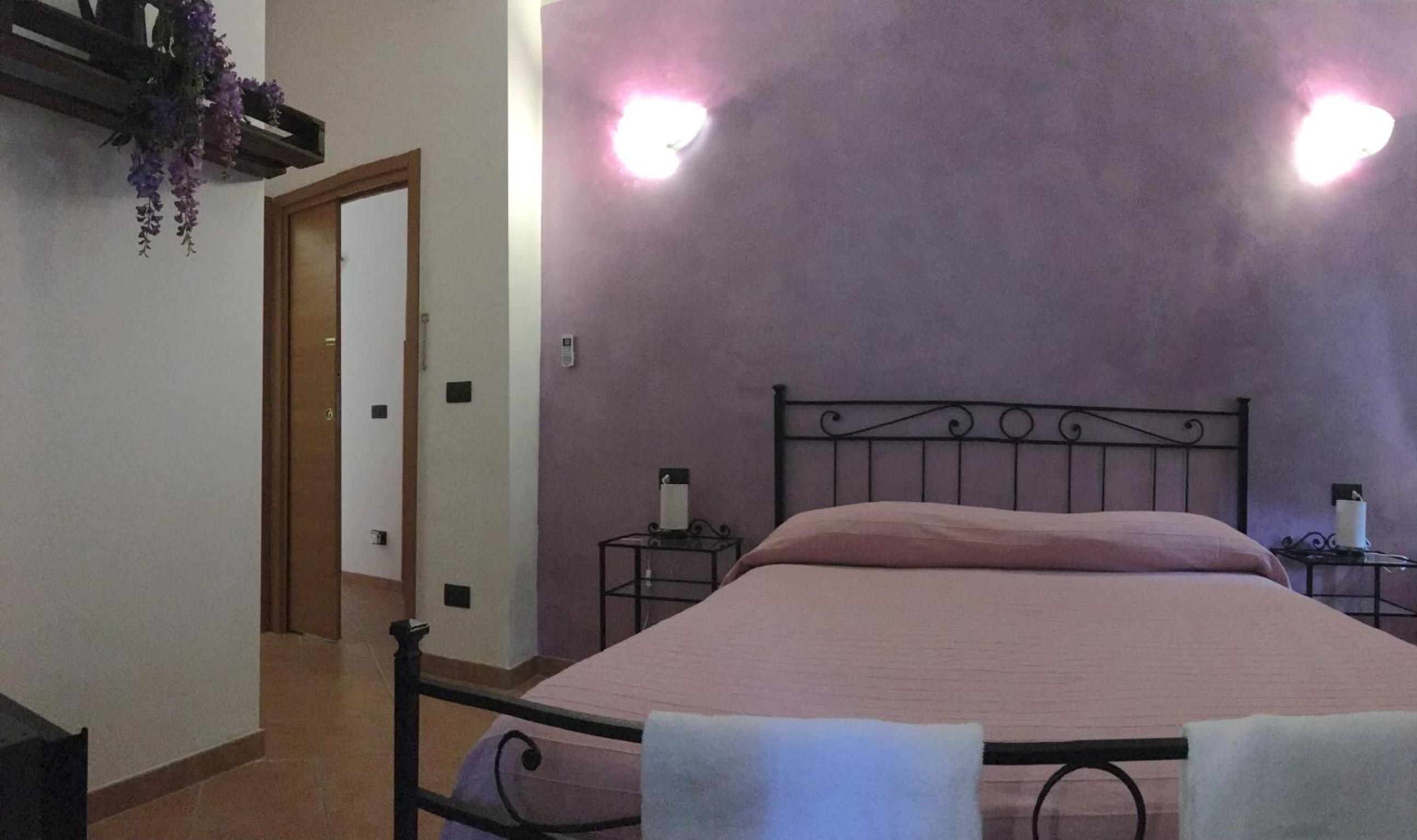 Guest House Virginia's Rooms-Private free Parking and Top Carignano District