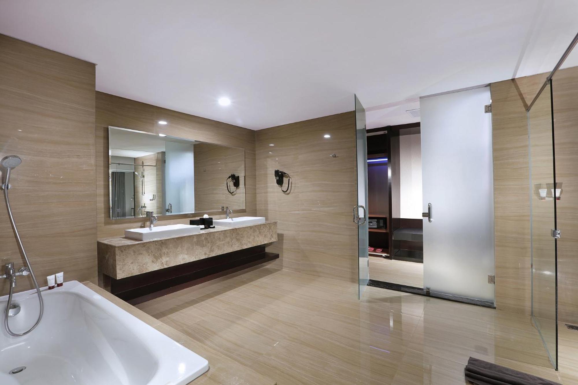 Solo Vacations - The Alana Hotel  Convention Center Solo by ASTON - Property Image 5