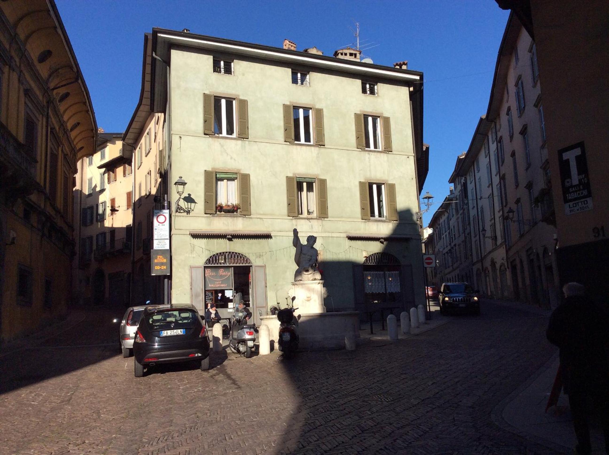 Accademia DeLuxe view 3