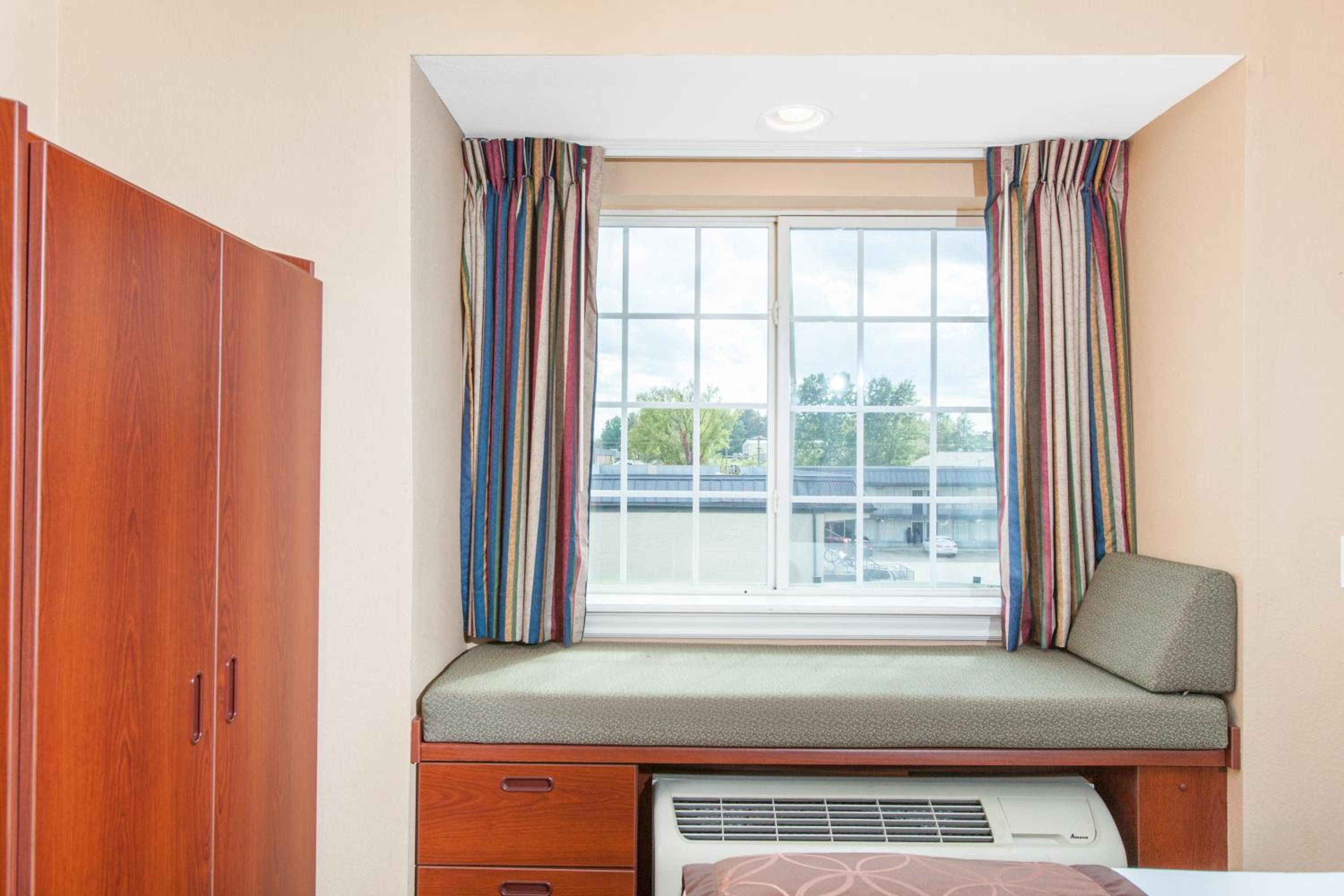 Microtel Inn by Wyndham Rogers view 3