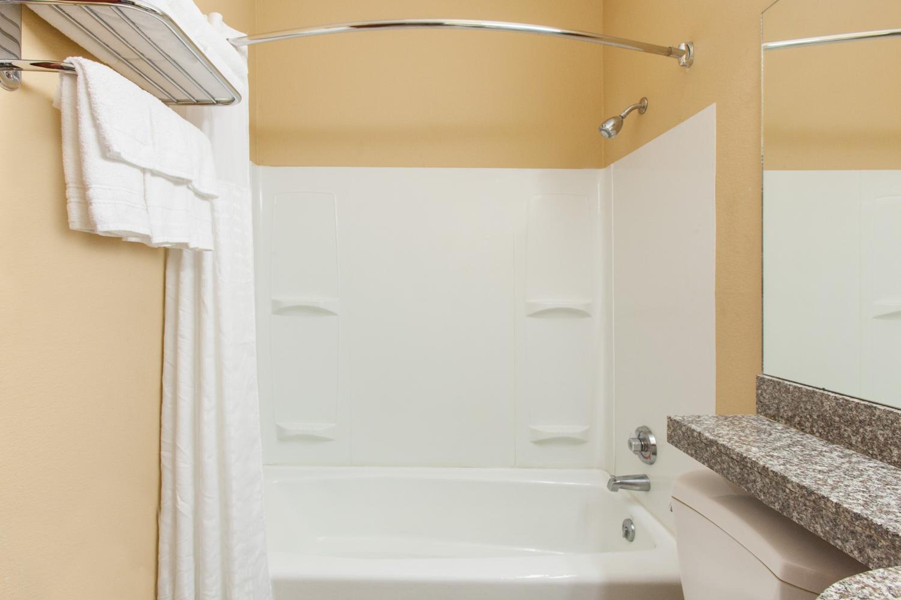 Microtel Inn by Wyndham Rogers view 5