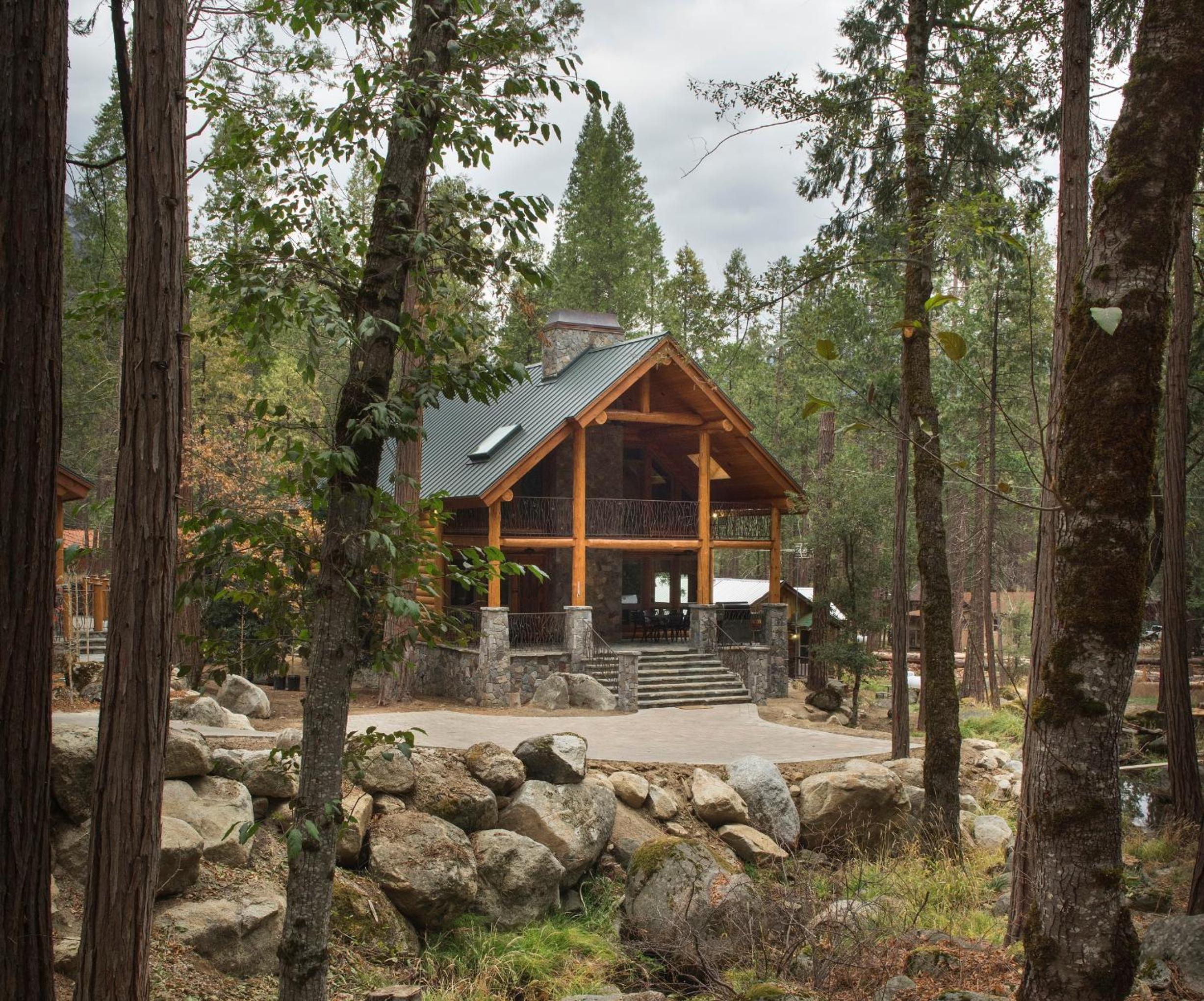 (1R) Creekside Retreat at The Redwoods In Yosemite view 3