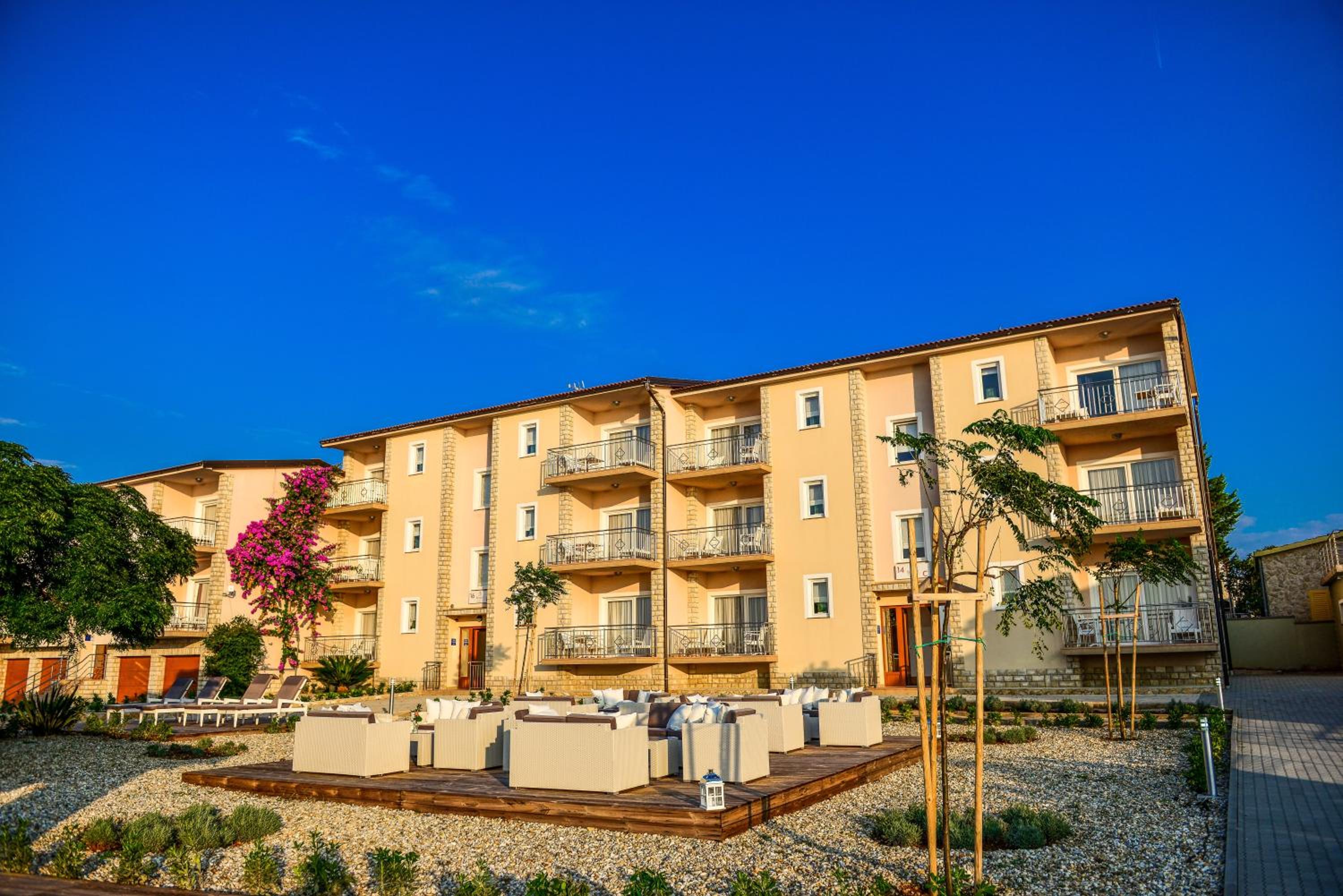 Sunset Deluxe Apartments
