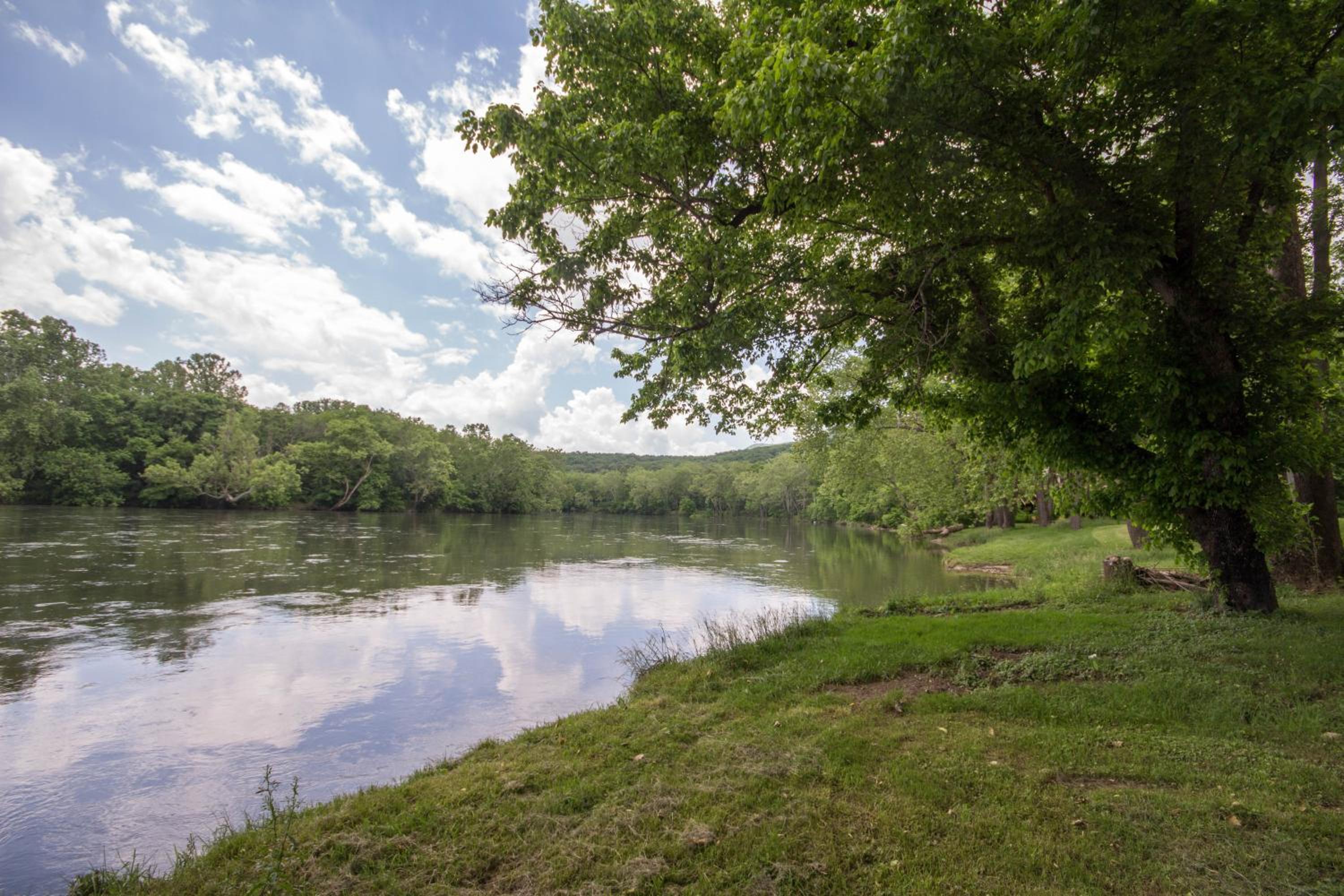 Bear Valley - Riverfront, Starlink WiFi & Hot Tub view 2