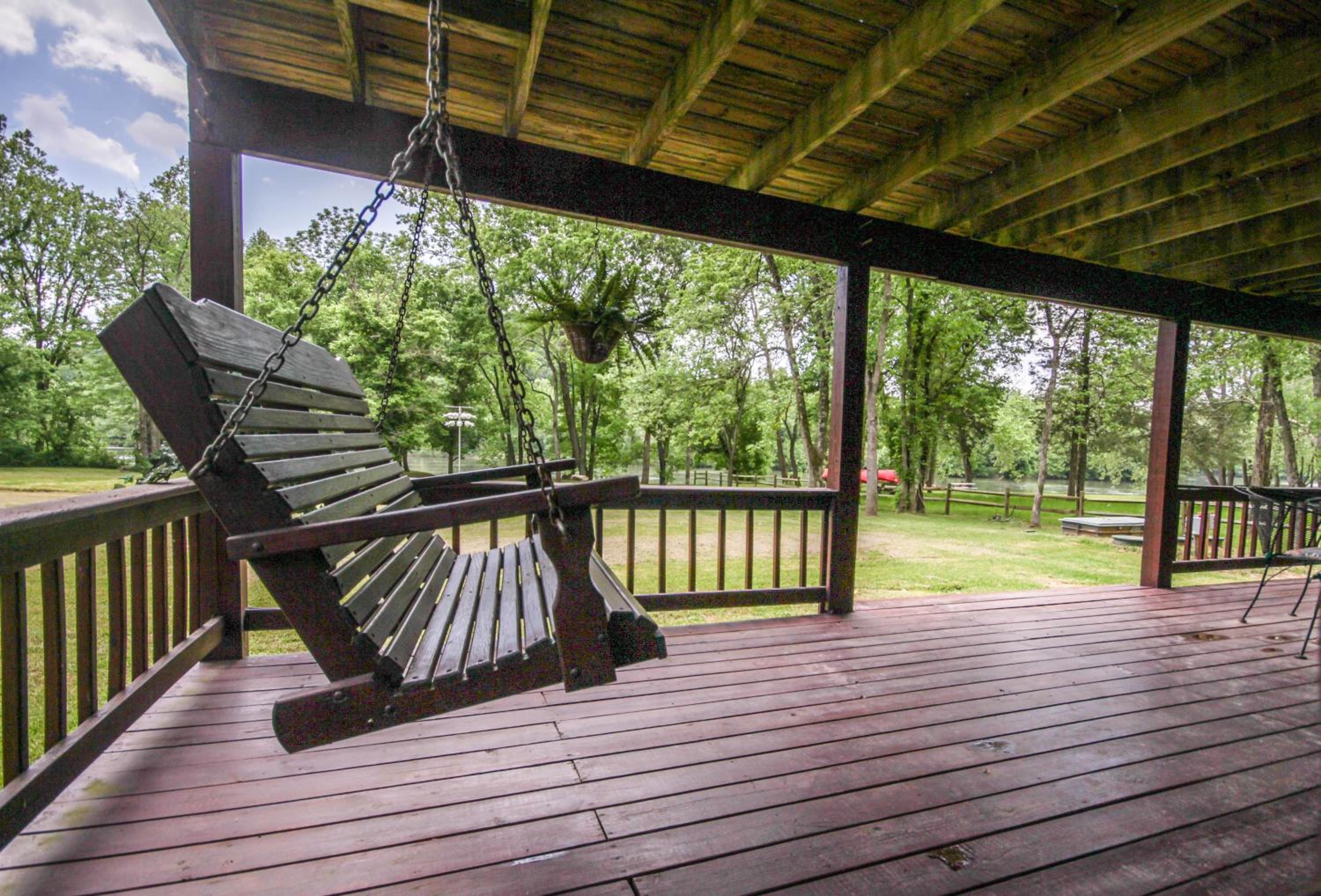 Bear Valley - Riverfront, Starlink WiFi & Hot Tub view 4