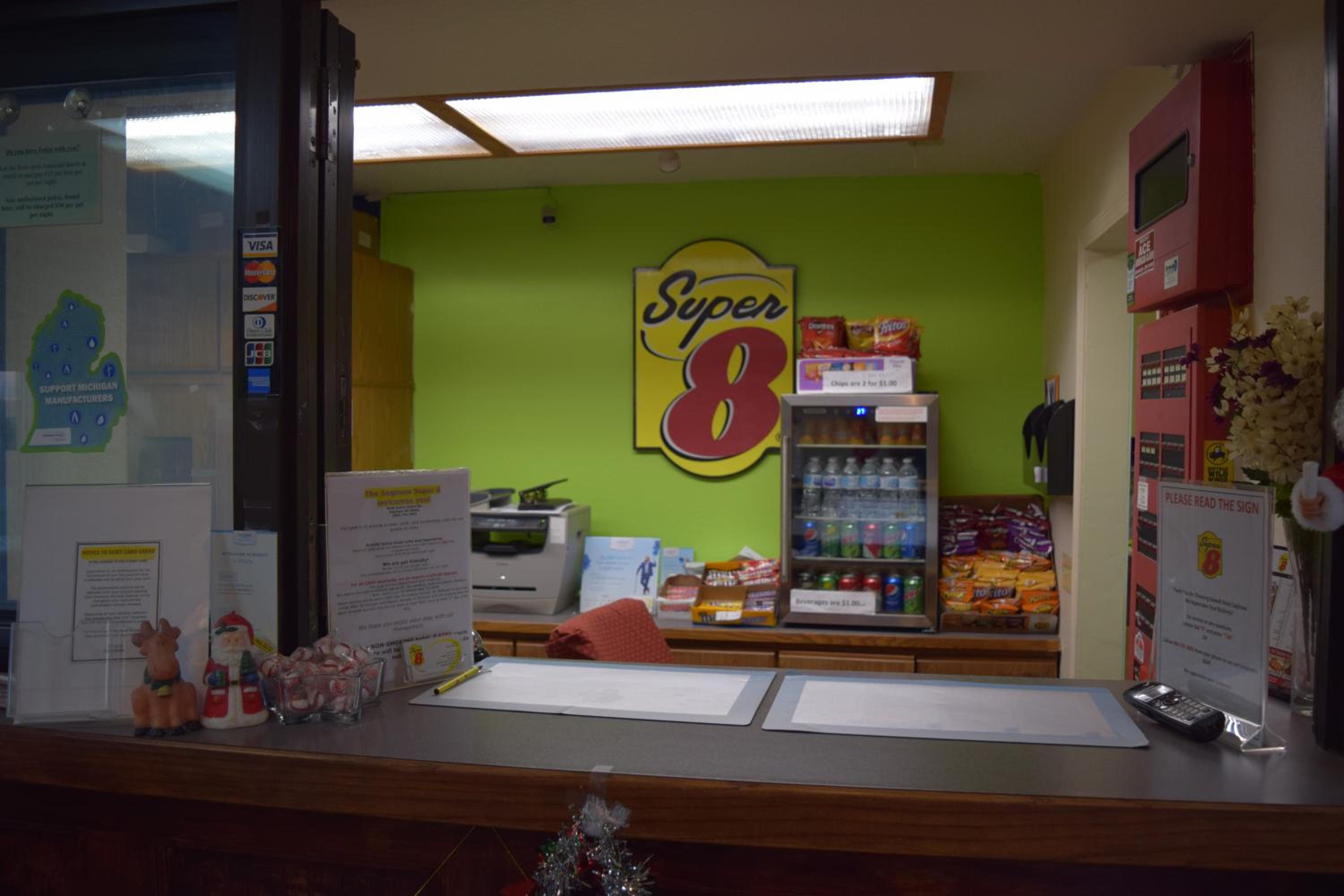 Super 8 by Wyndham Saginaw view 4